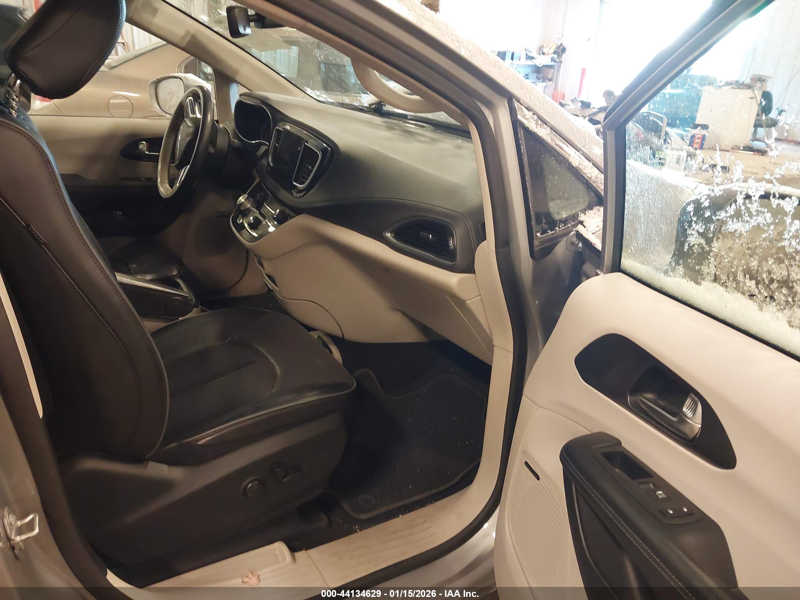 CHRYSLER PACIFICA image 5