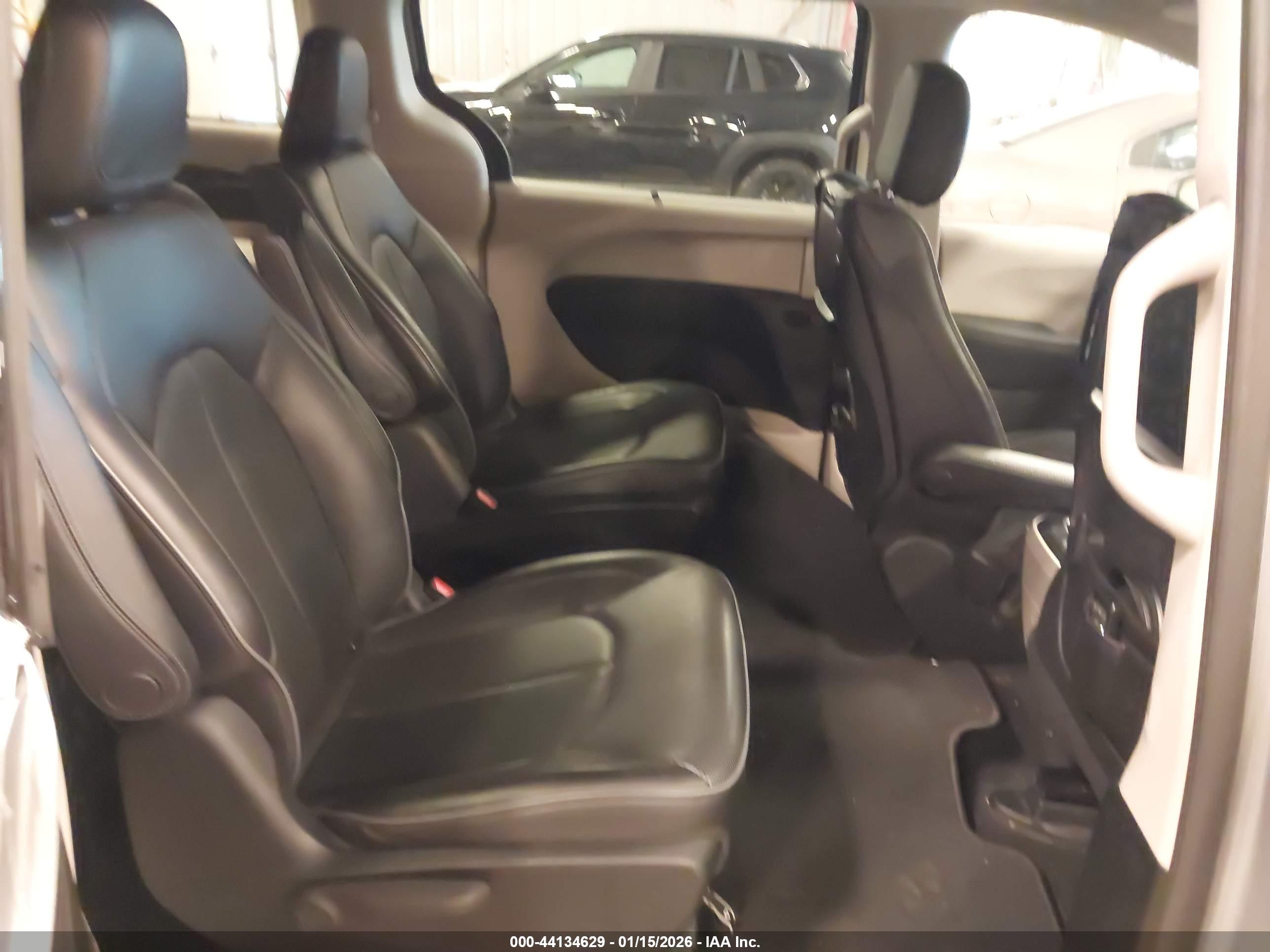 CHRYSLER PACIFICA image 8