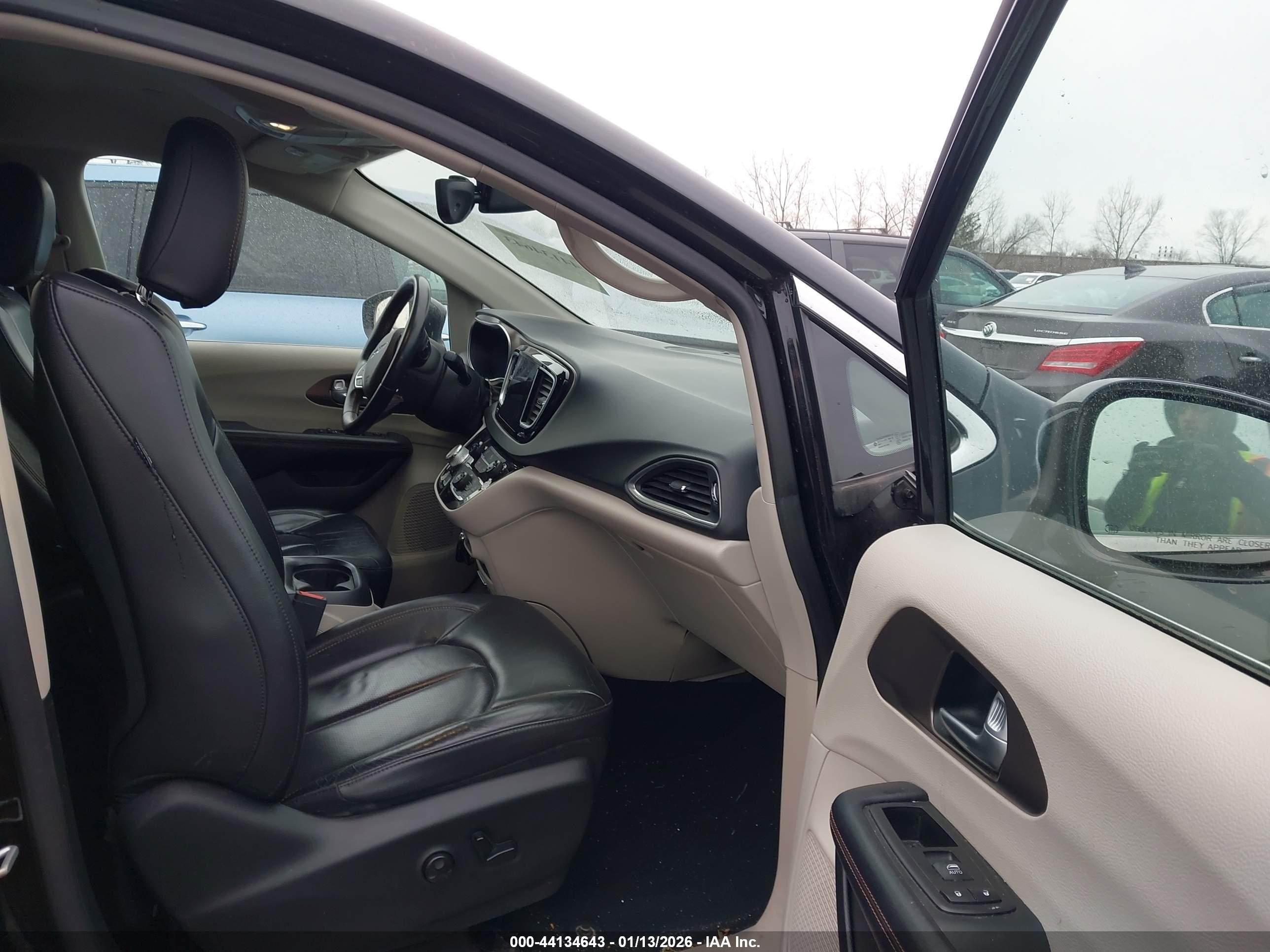 CHRYSLER PACIFICA image 5