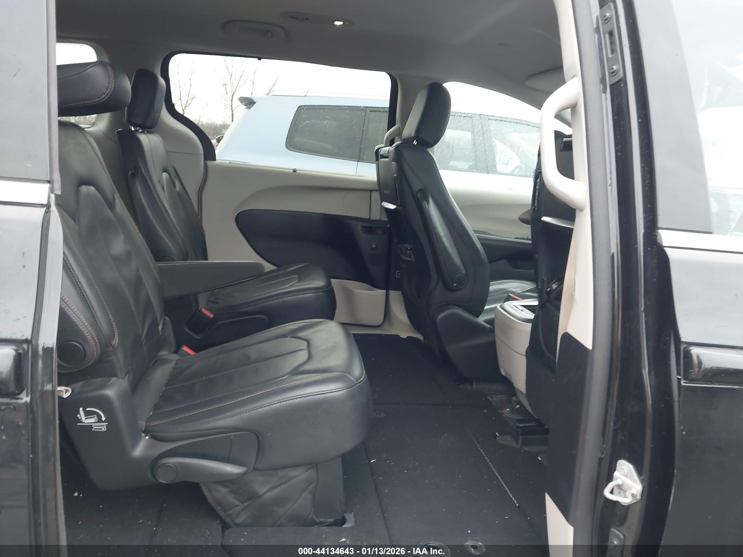 CHRYSLER PACIFICA image 8