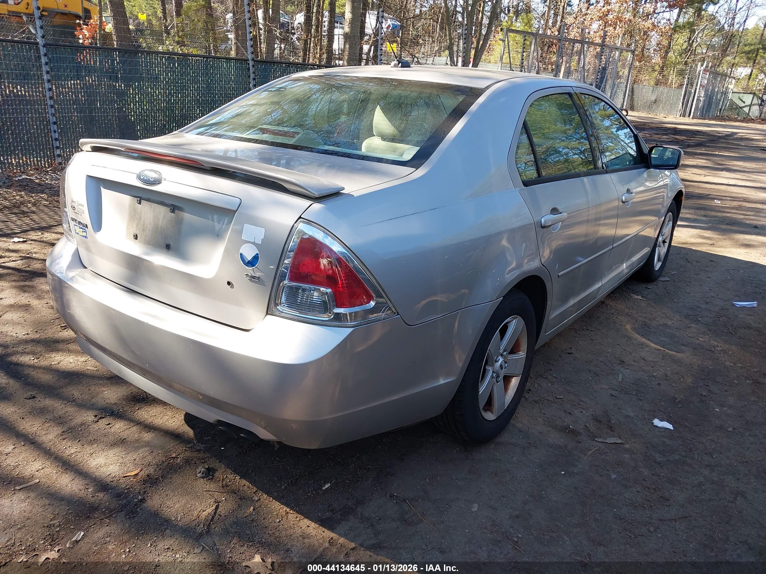 FORD FUSION image 4