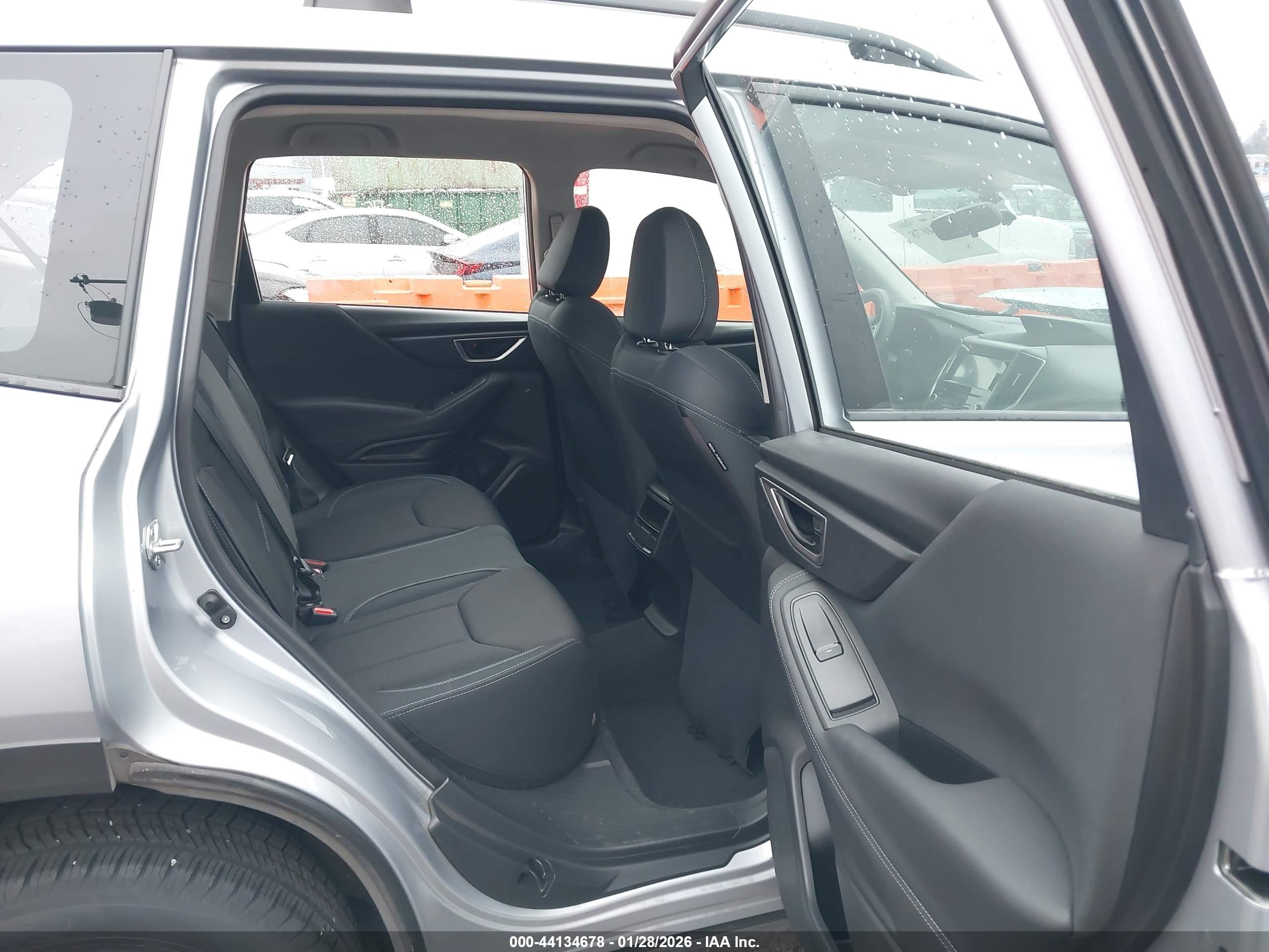 SUBARU FORESTER image 8