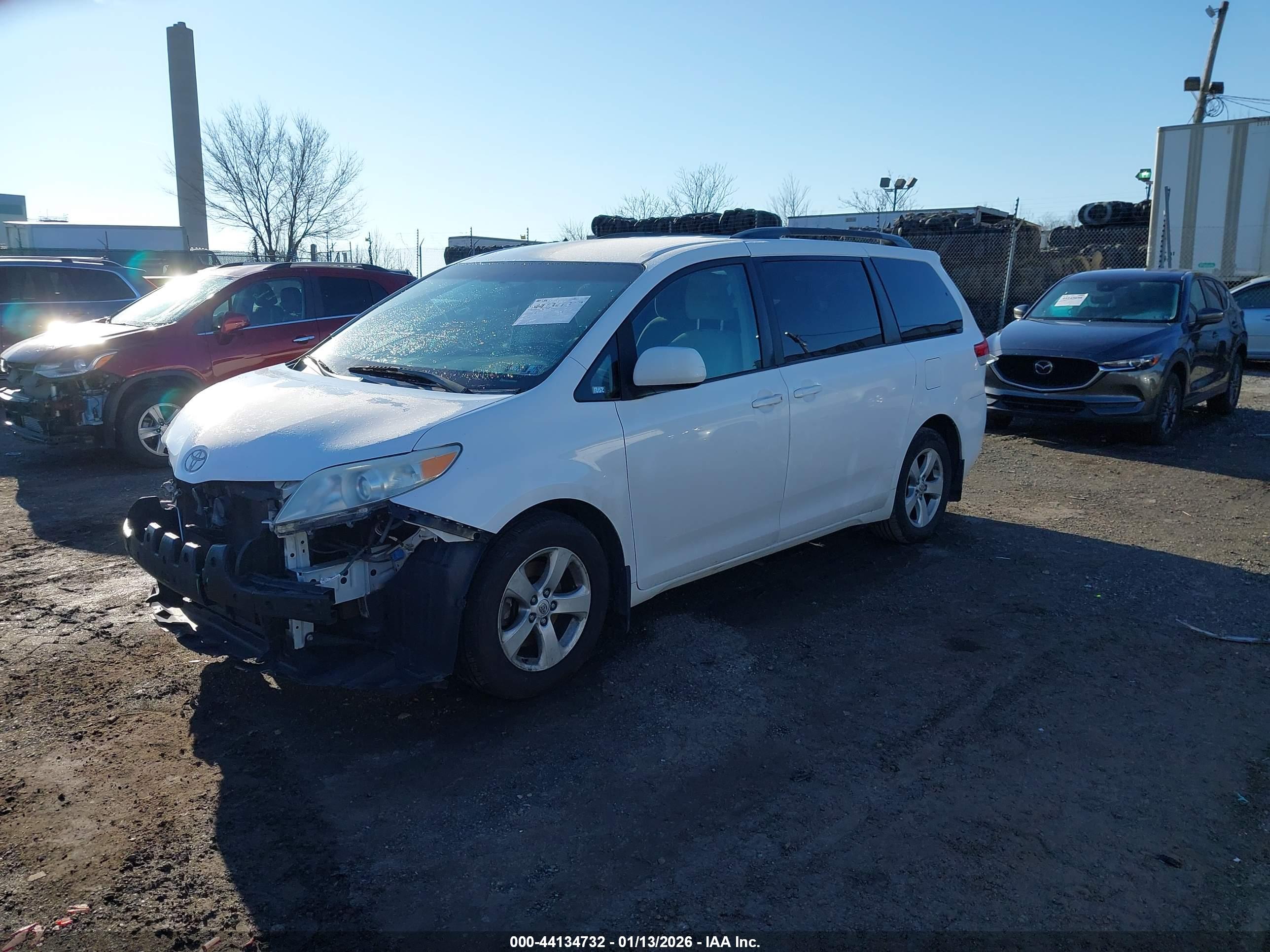 TOYOTA SIENNA image 2