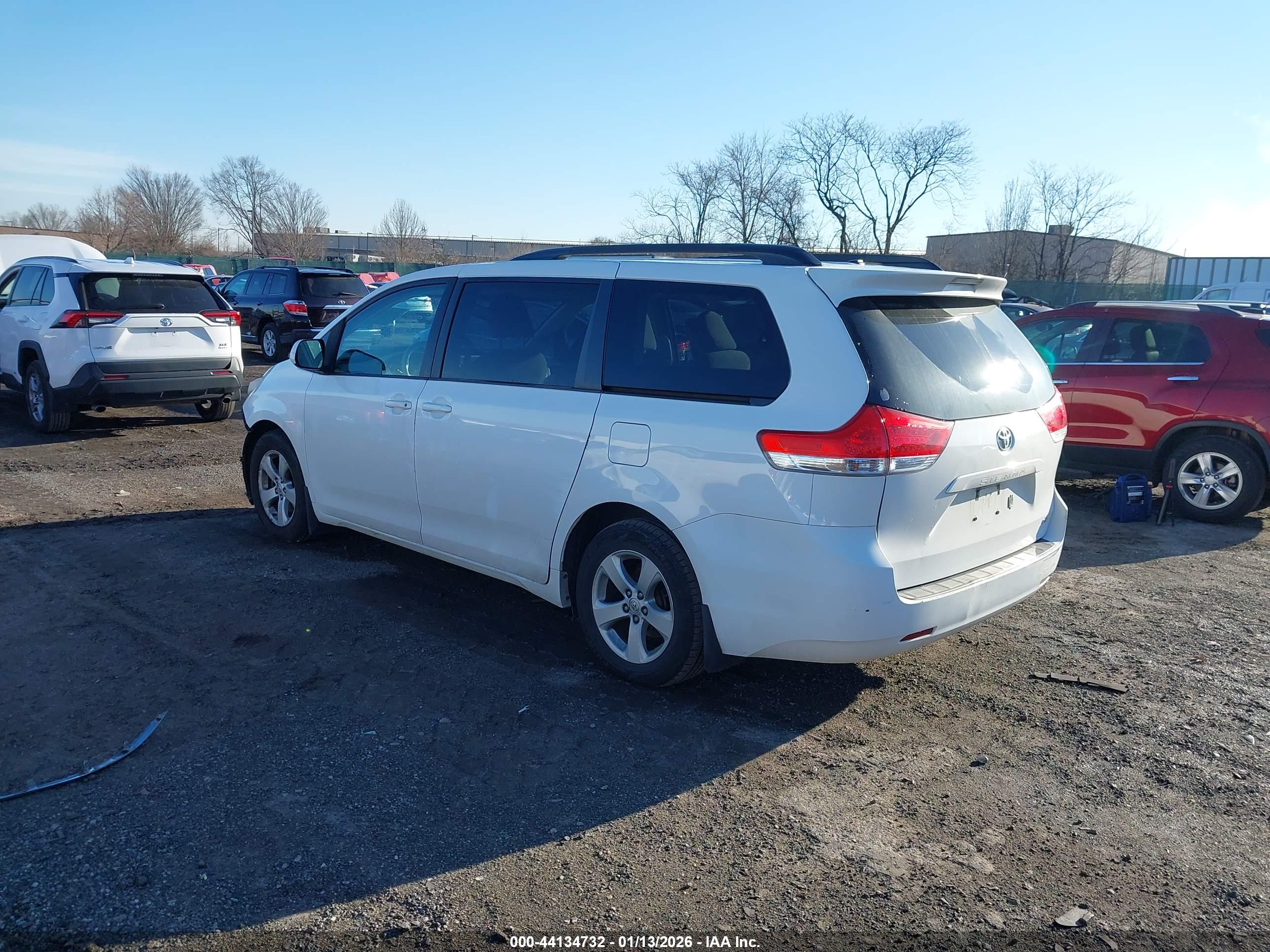 TOYOTA SIENNA image 3