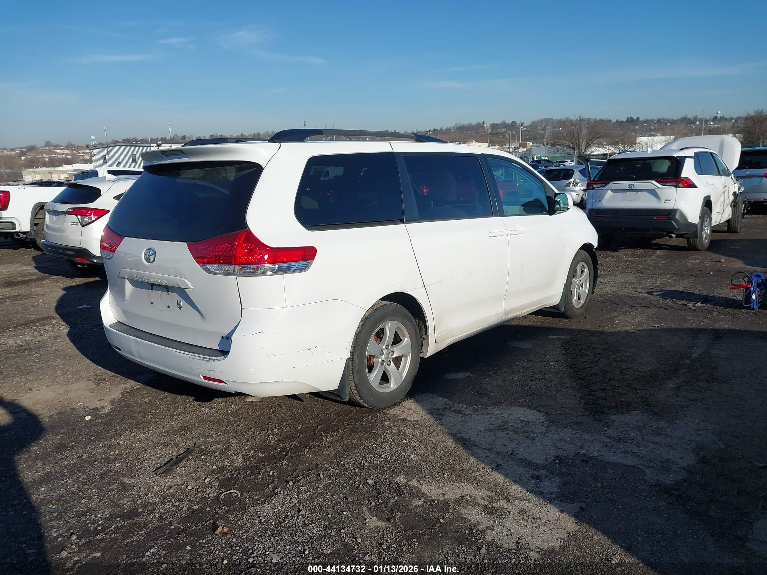 TOYOTA SIENNA image 4