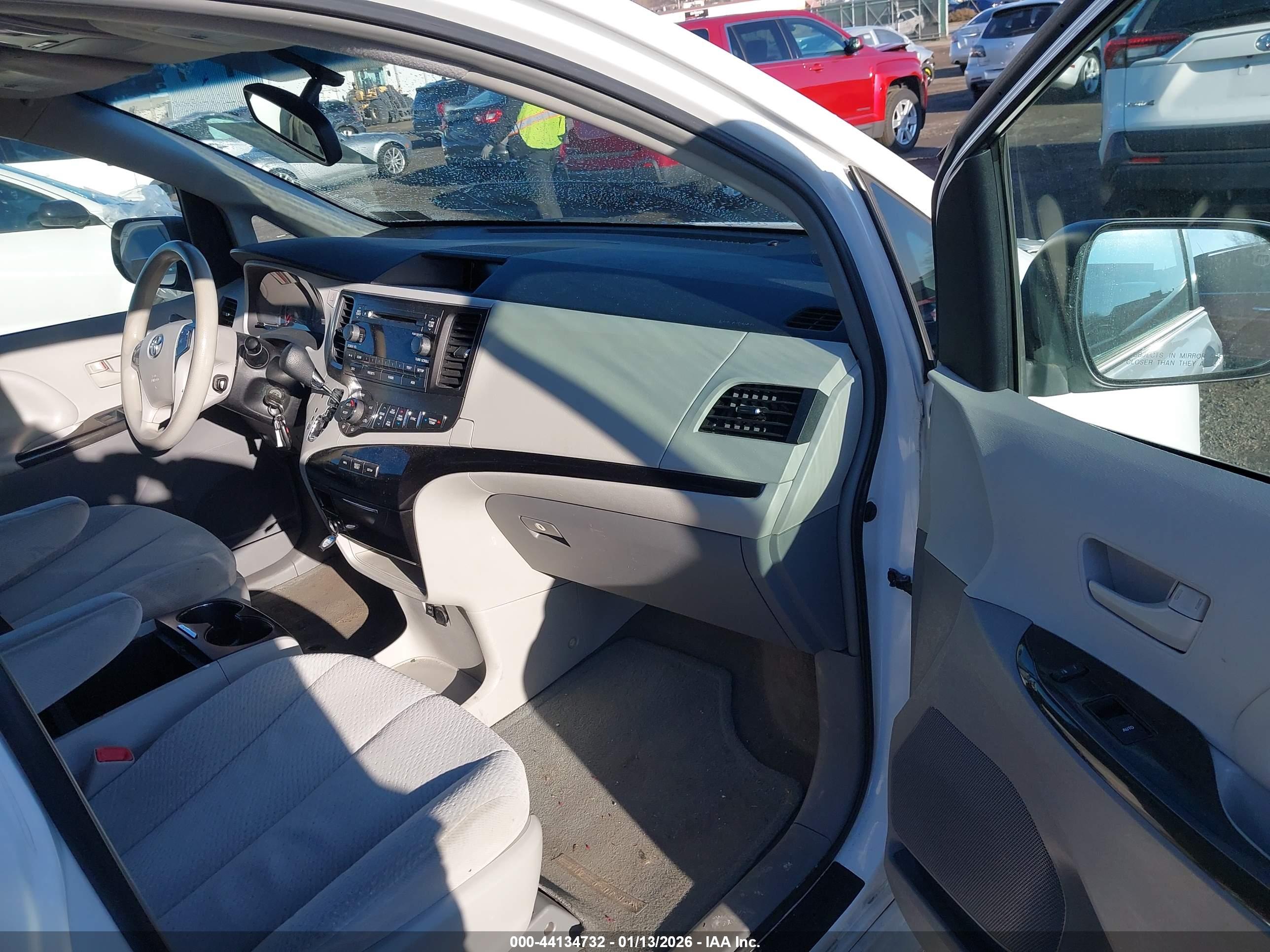 TOYOTA SIENNA image 5