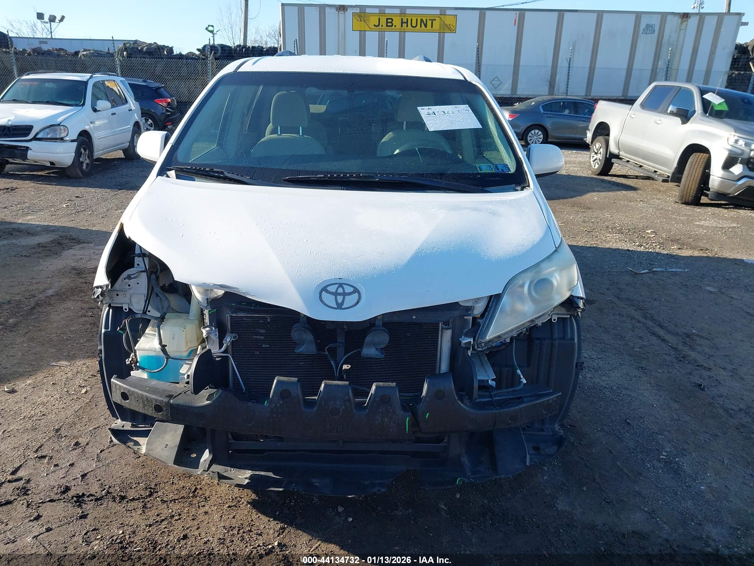 TOYOTA SIENNA image 6