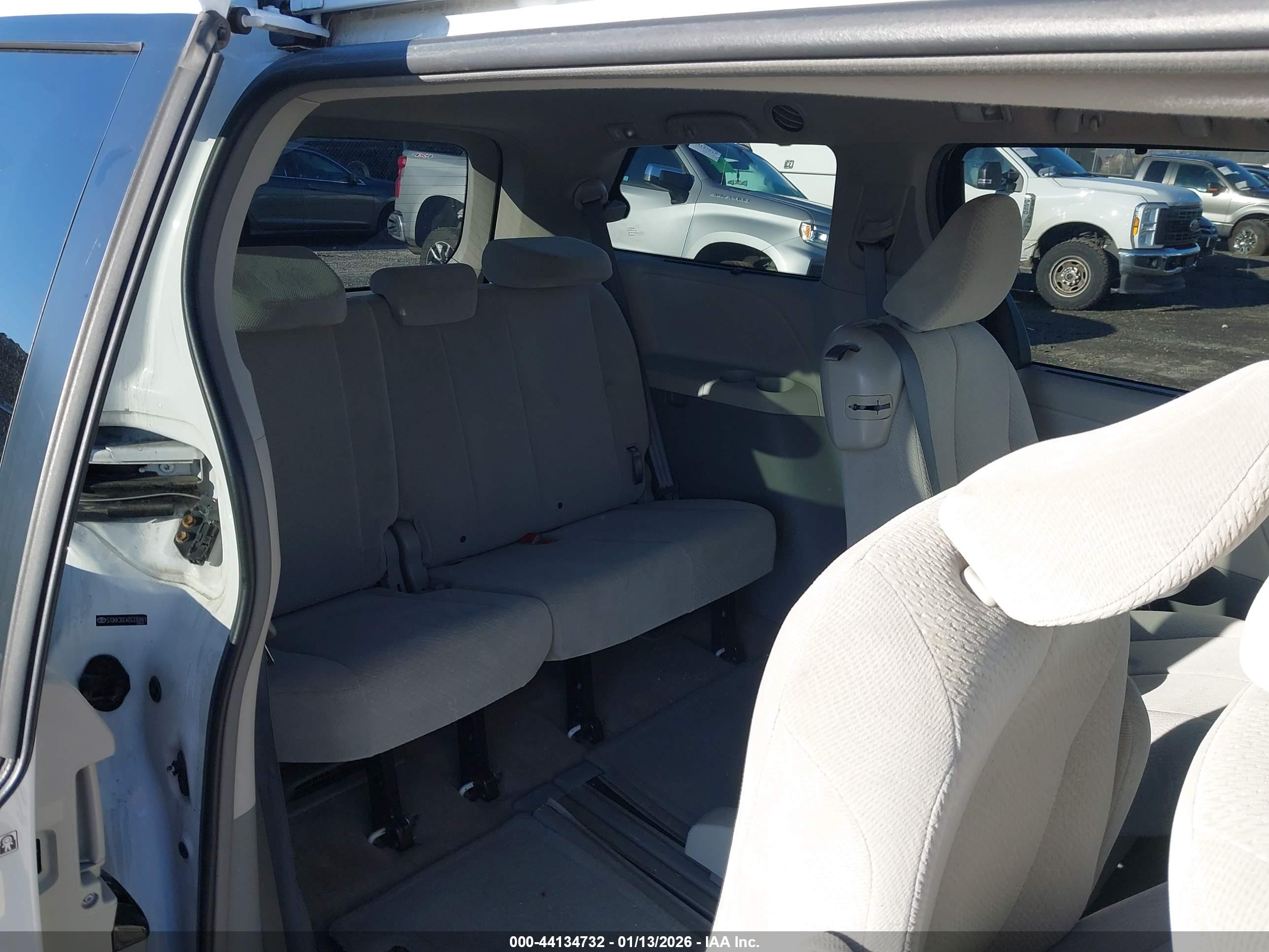TOYOTA SIENNA image 8