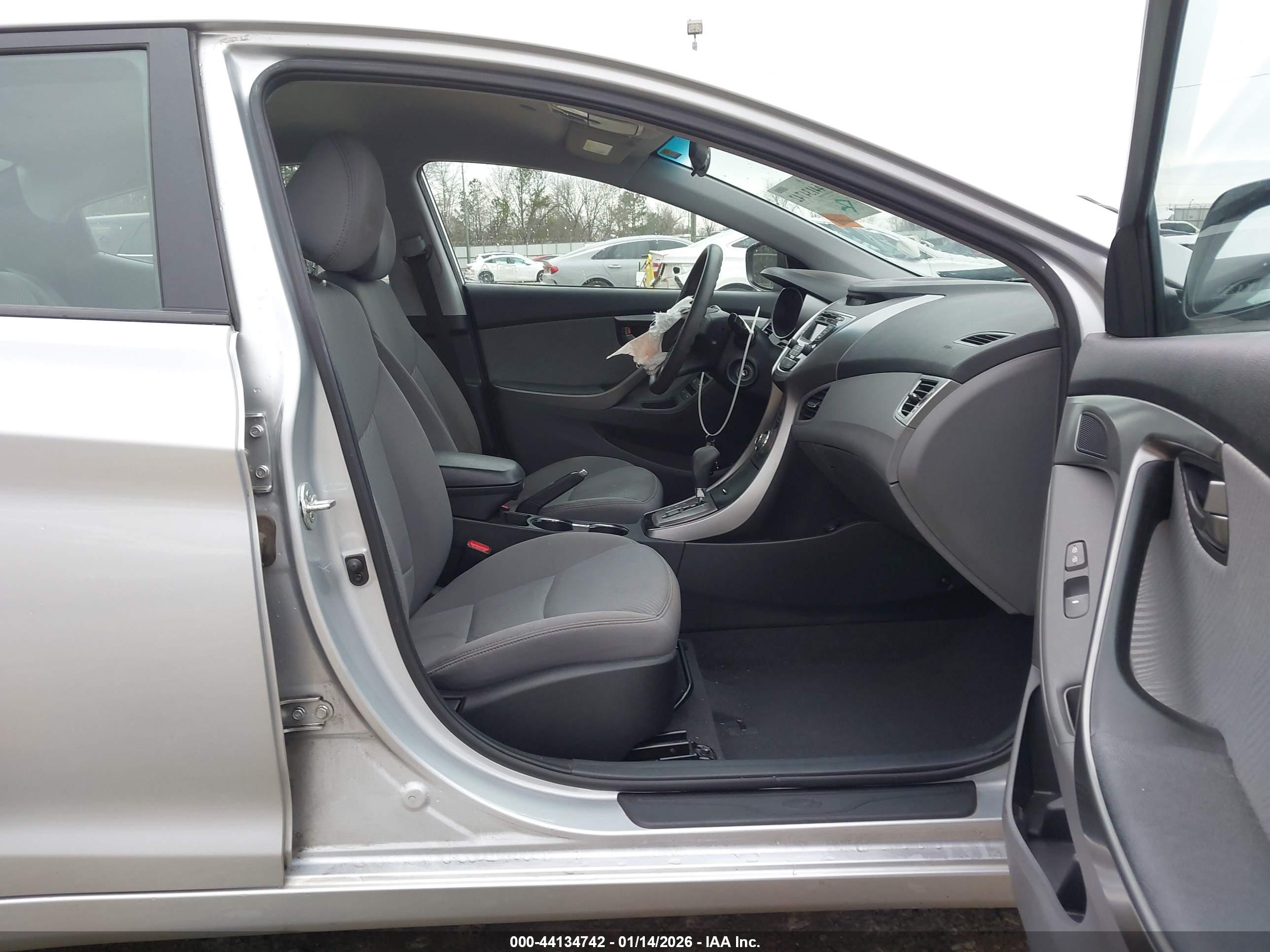 HYUNDAI ELANTRA image 5