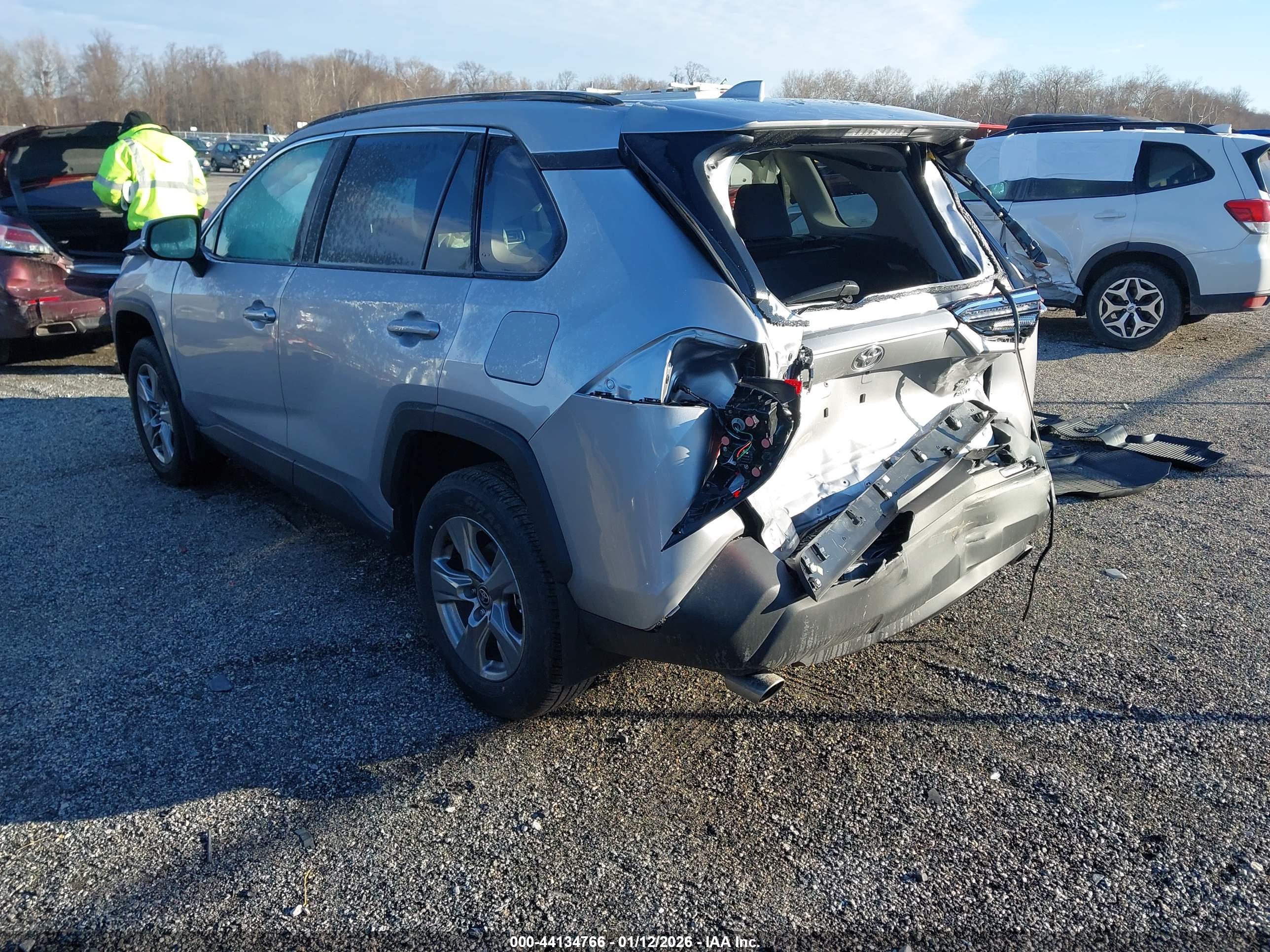 TOYOTA RAV4 image 3