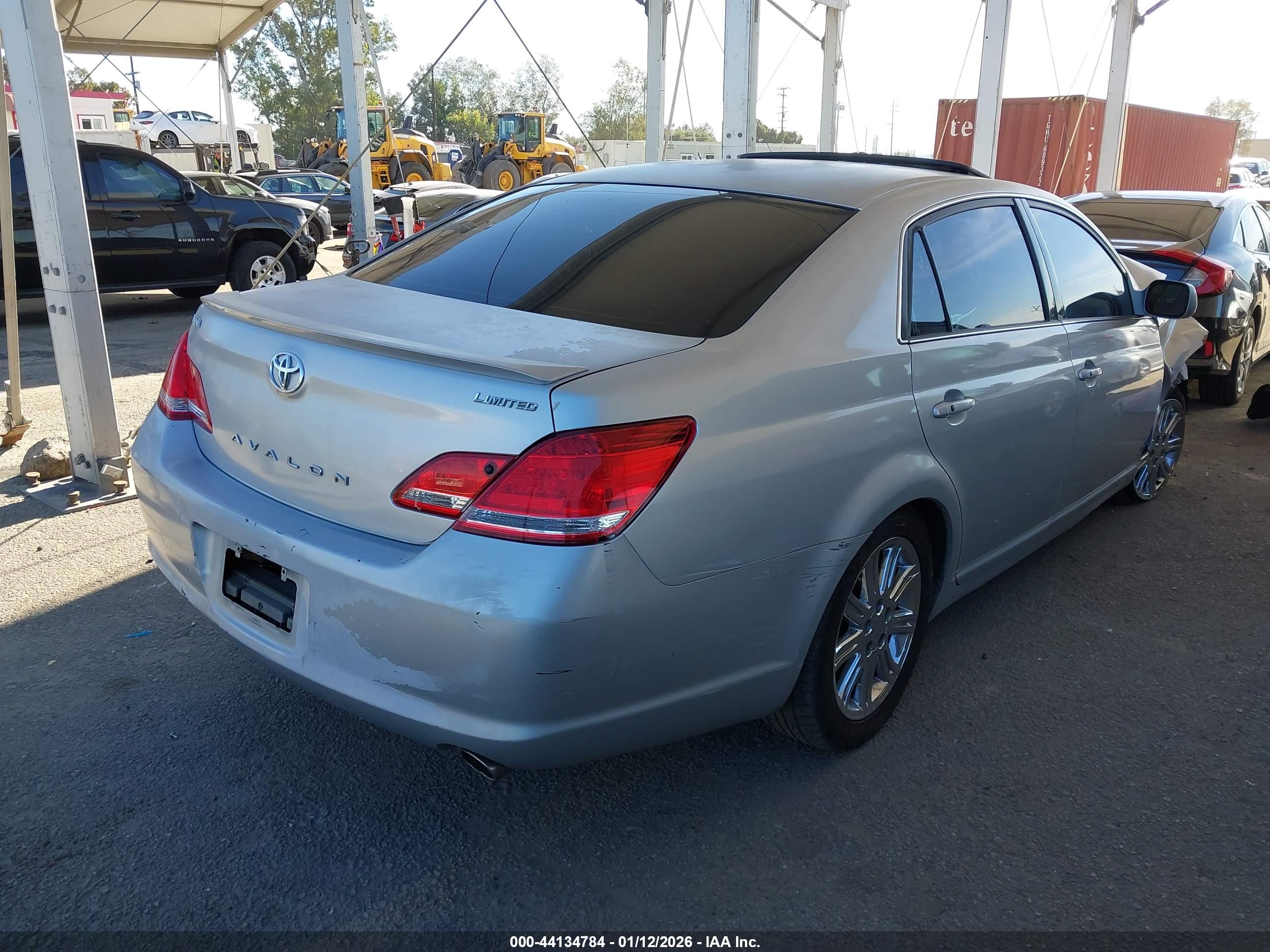 TOYOTA AVALON image 4