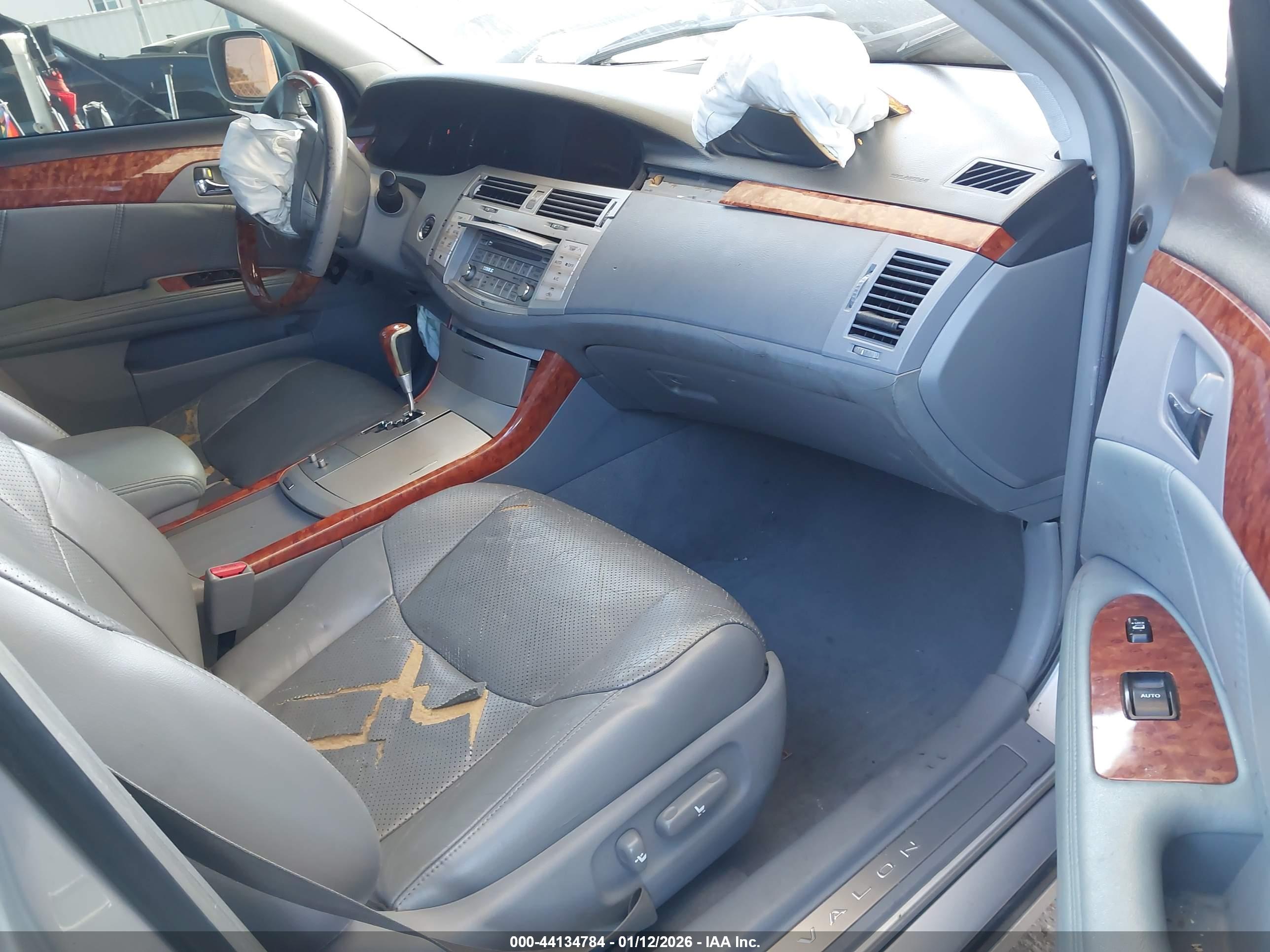 TOYOTA AVALON image 5
