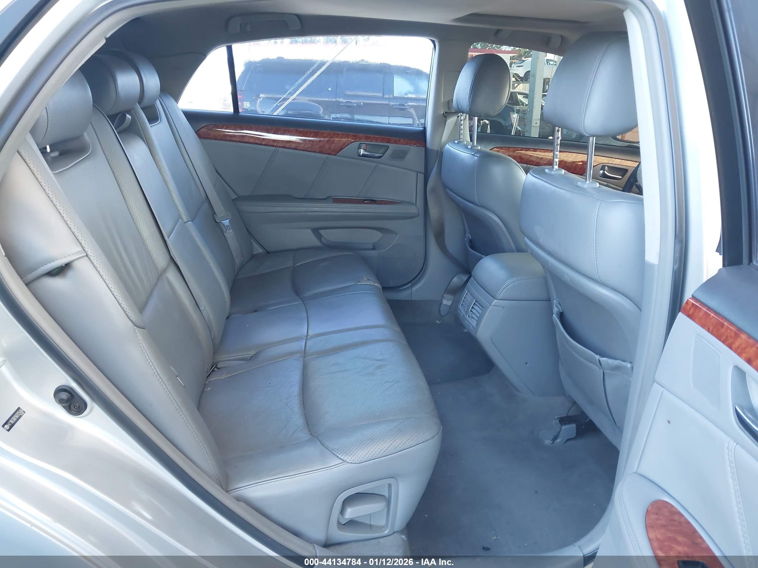 TOYOTA AVALON image 8