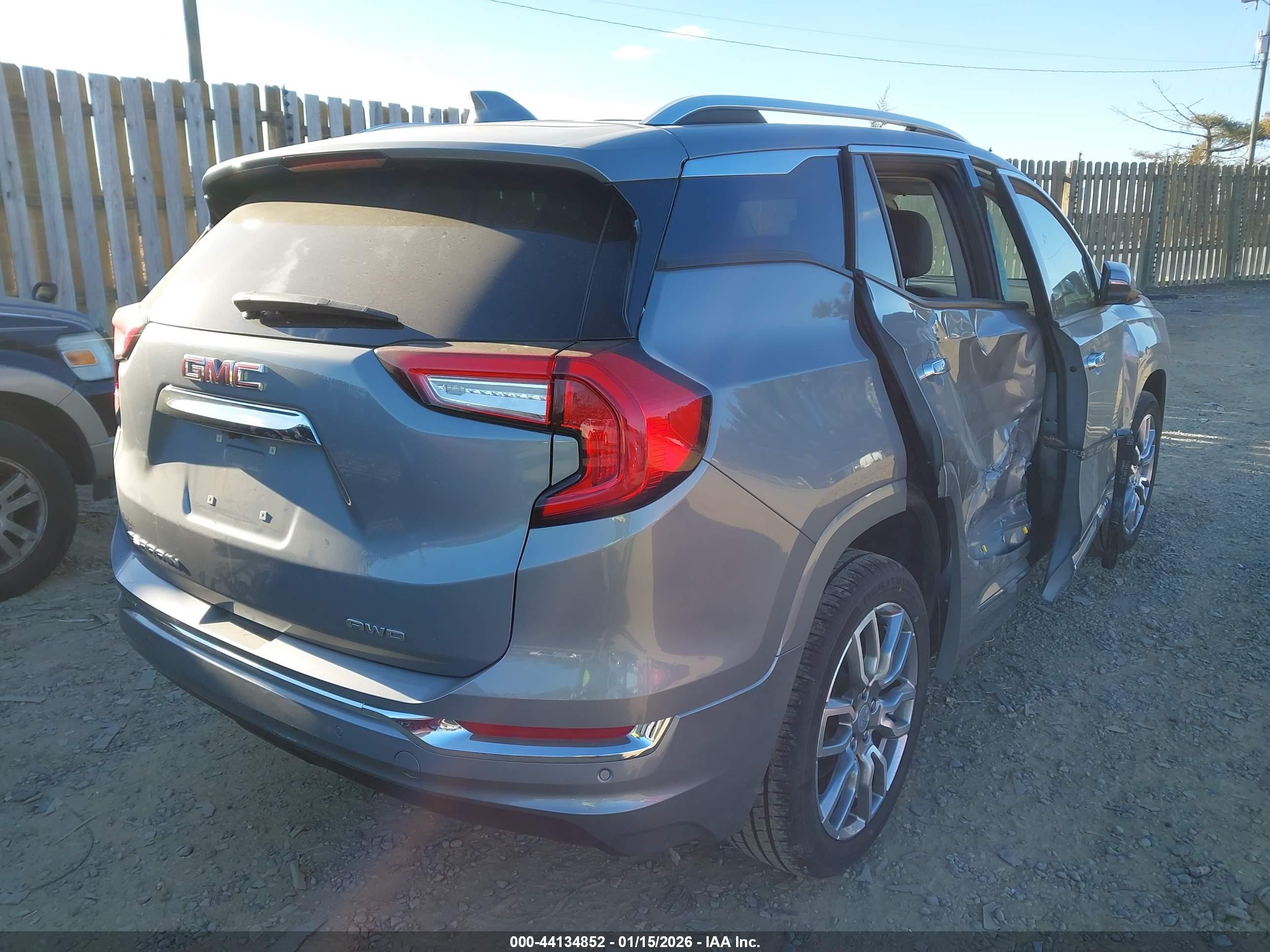 GMC TERRAIN image 4
