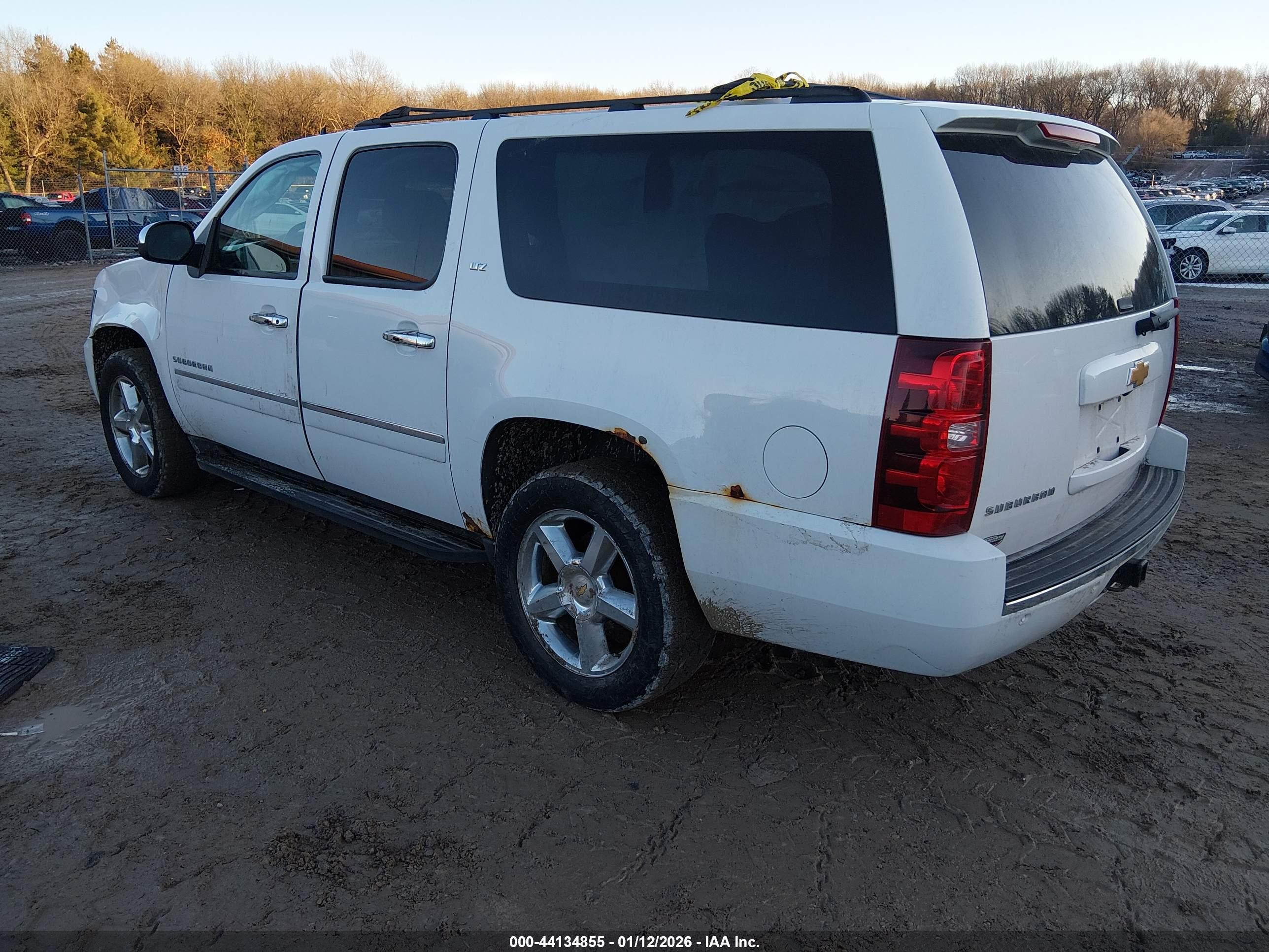 CHEVROLET SUBURBAN image 3