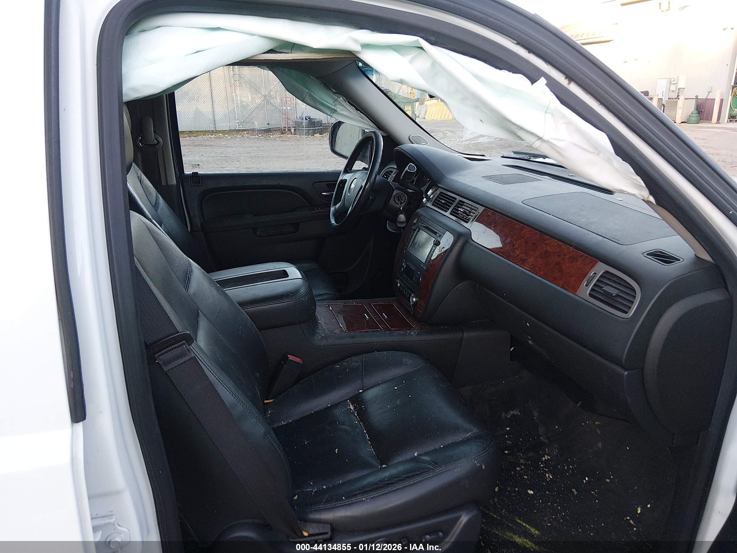CHEVROLET SUBURBAN image 5