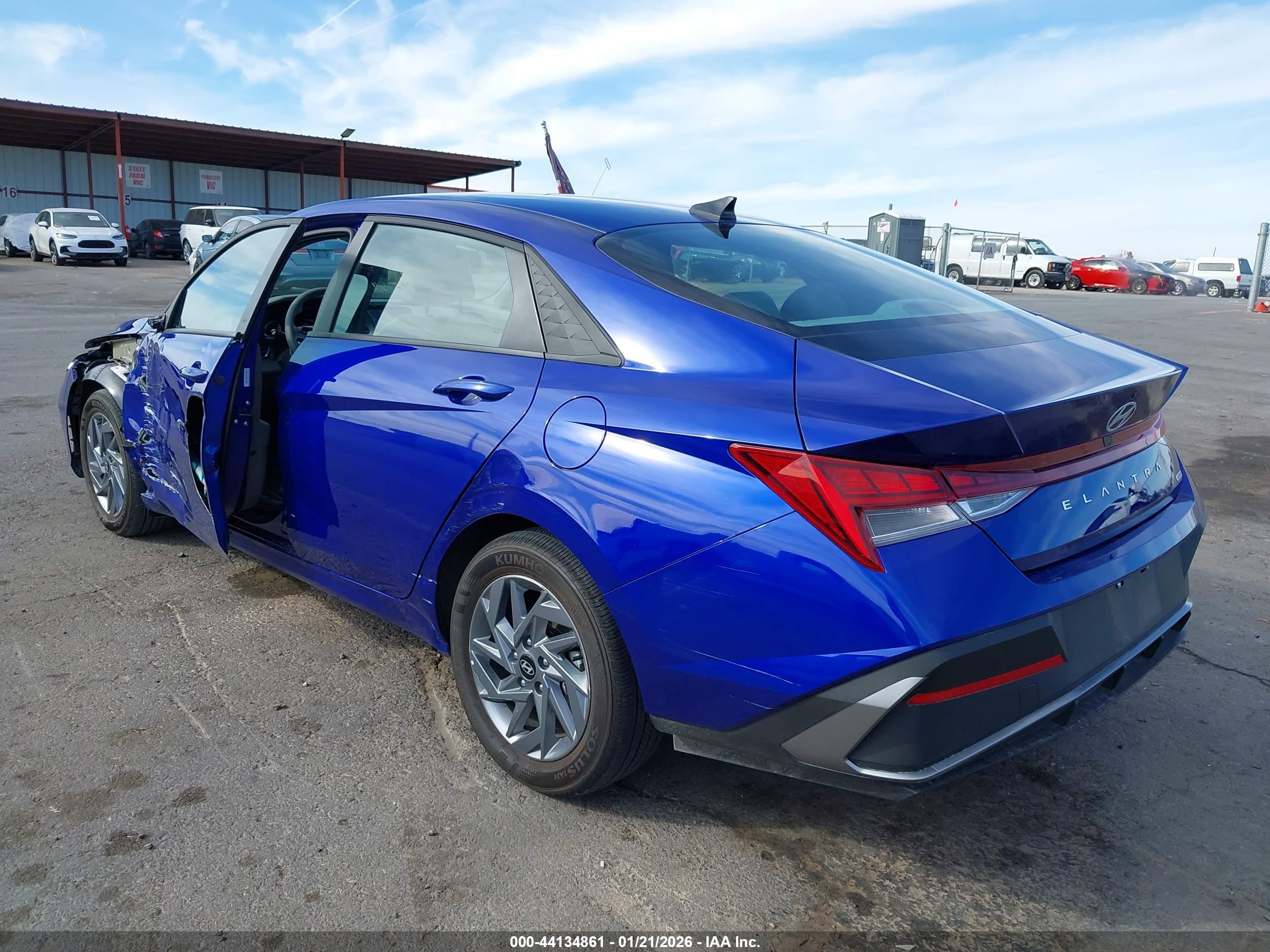 HYUNDAI ELANTRA image 3