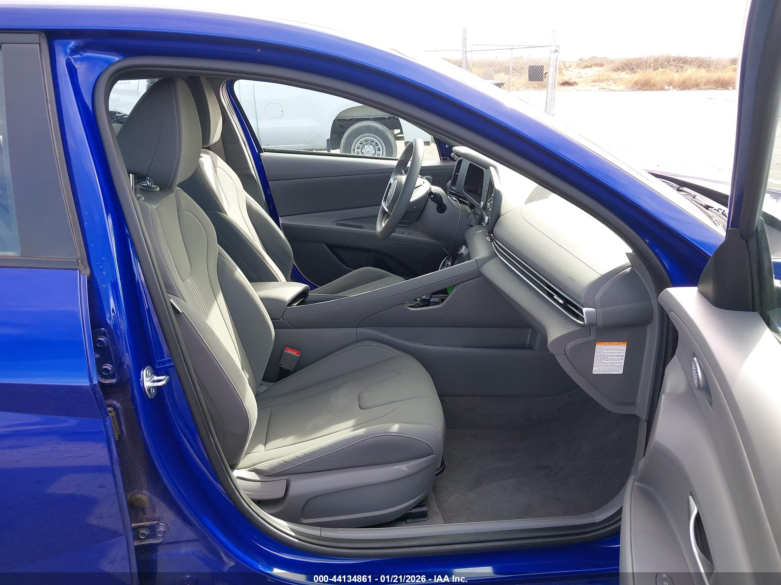 HYUNDAI ELANTRA image 5