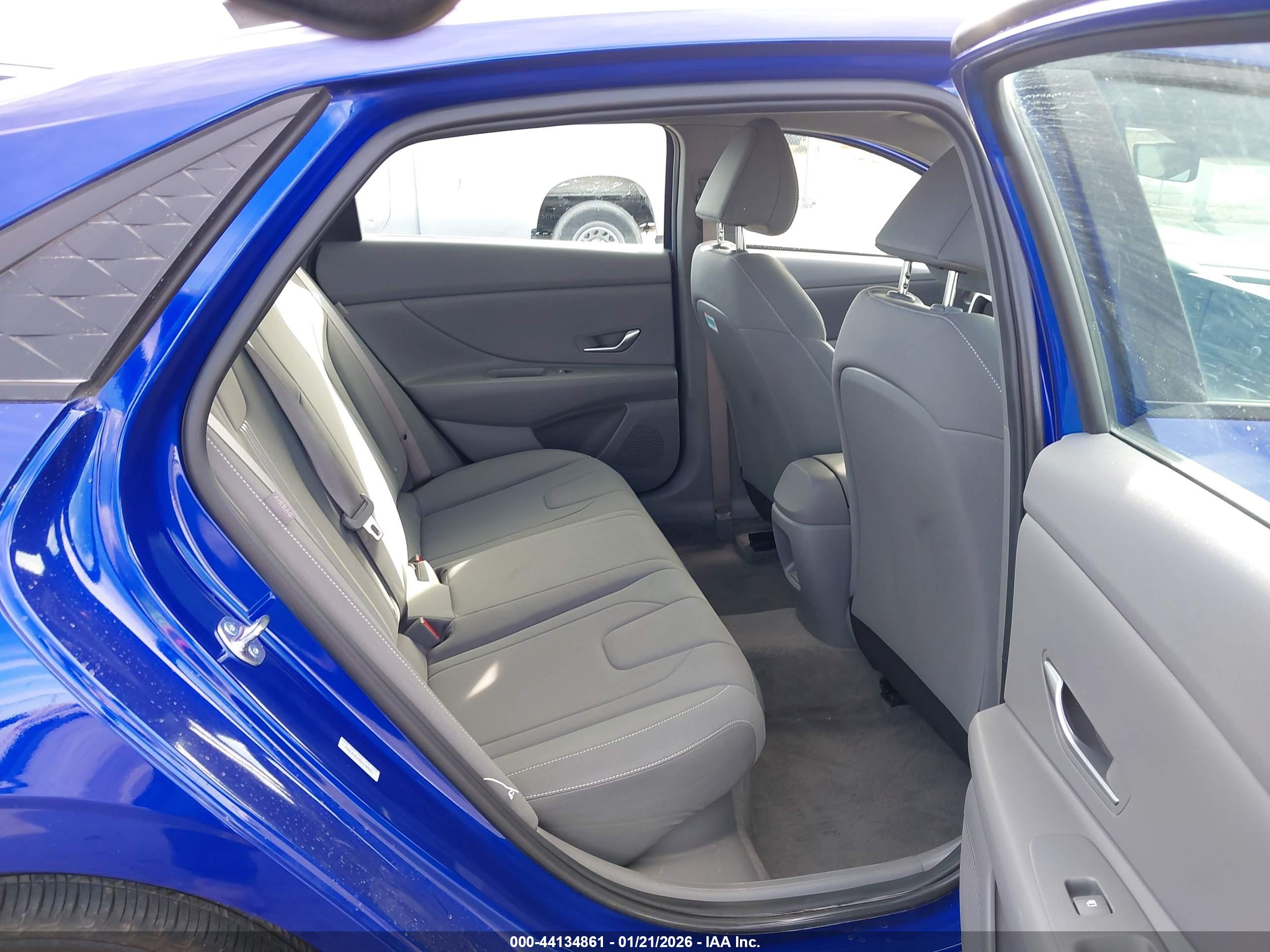 HYUNDAI ELANTRA image 8