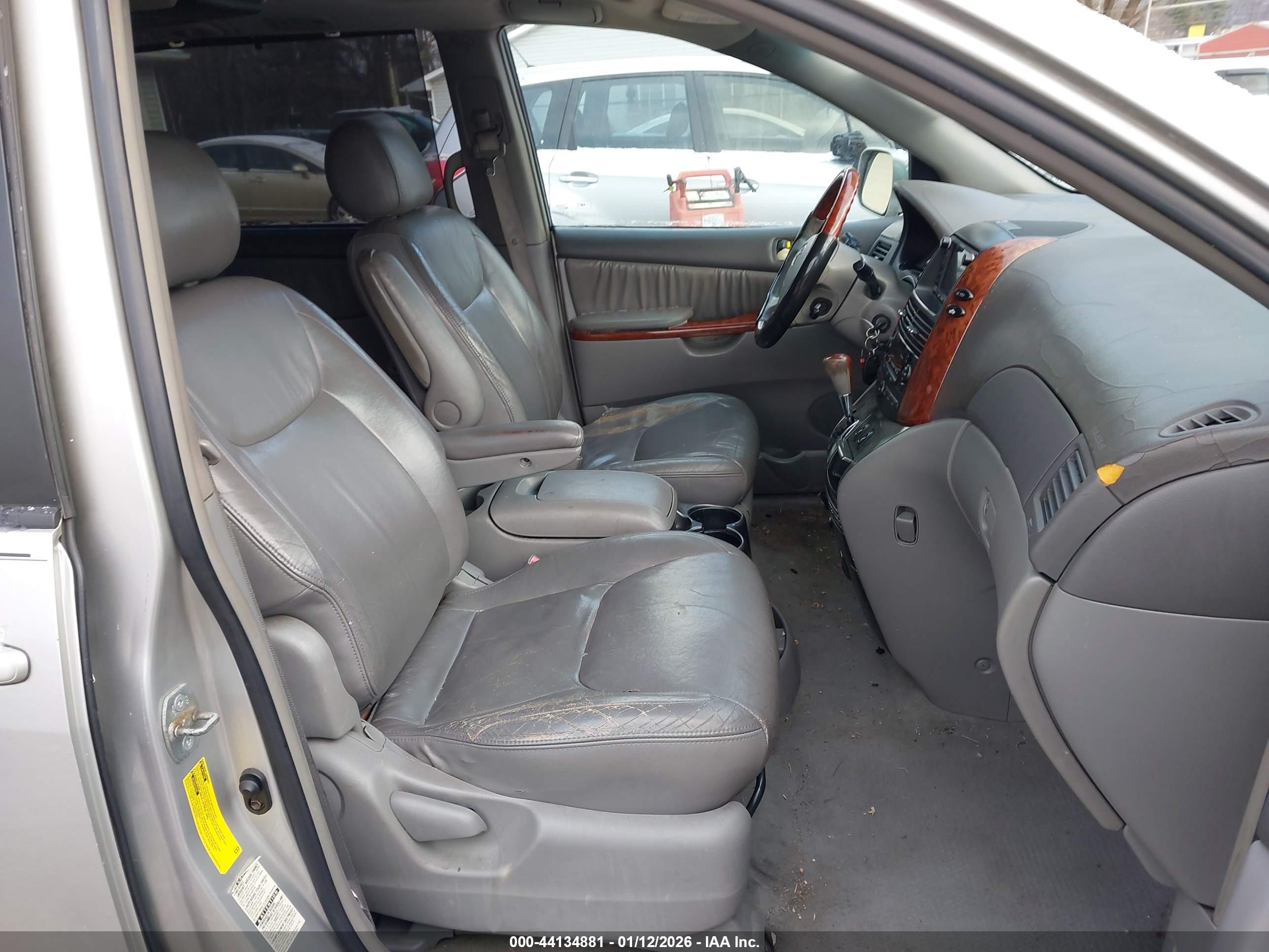 TOYOTA SIENNA image 5