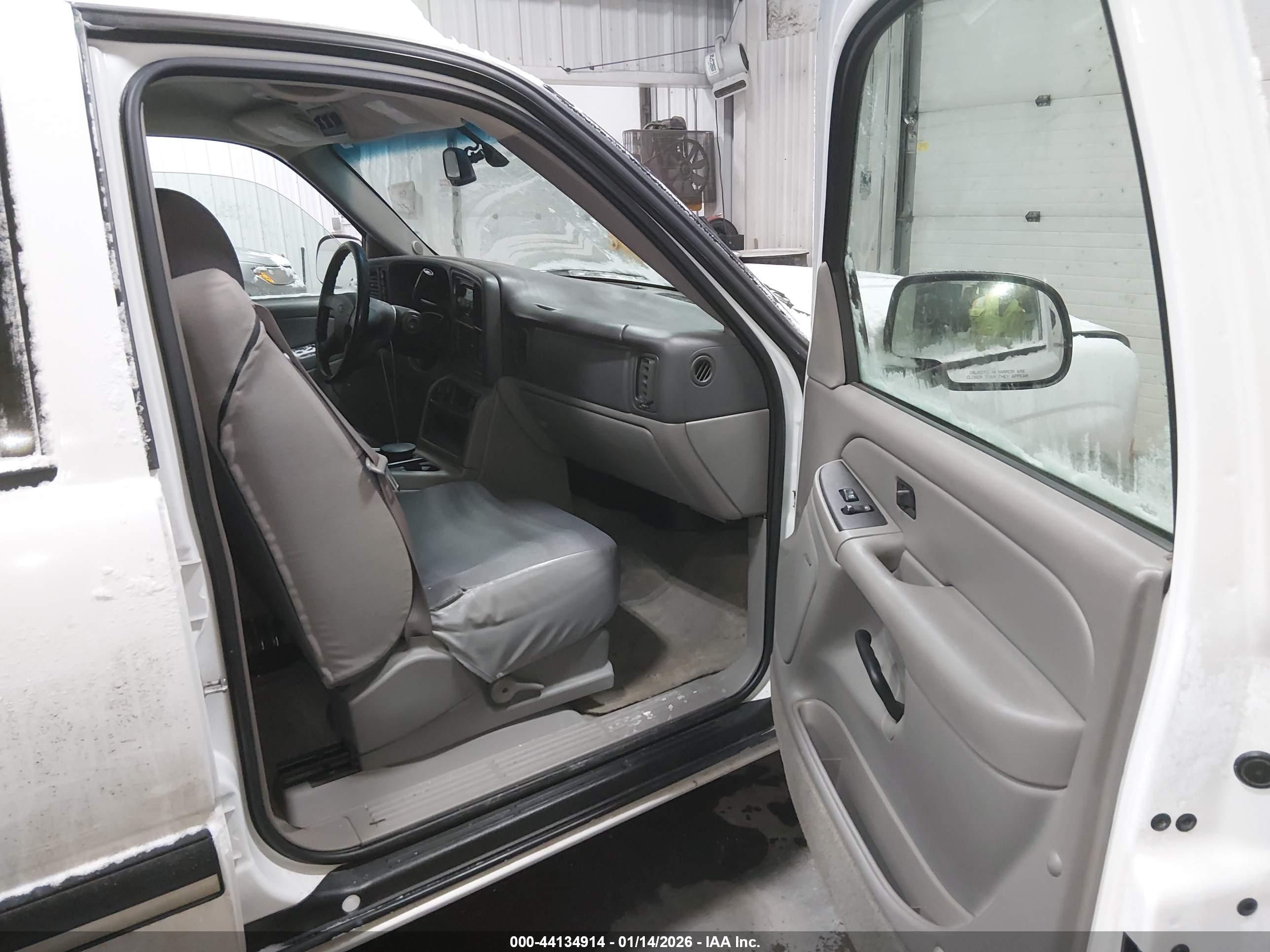 CHEVROLET SUBURBAN image 5