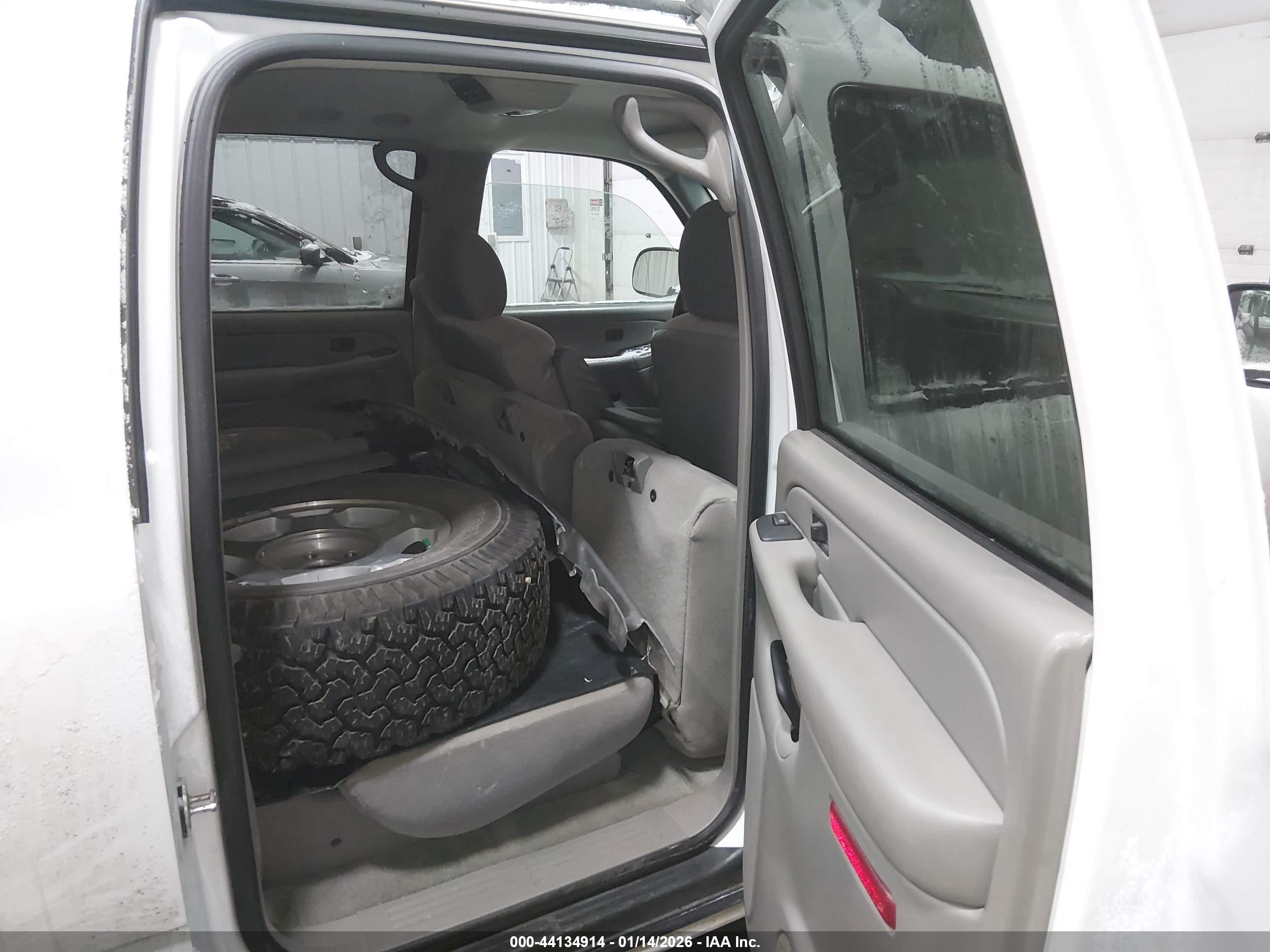 CHEVROLET SUBURBAN image 8