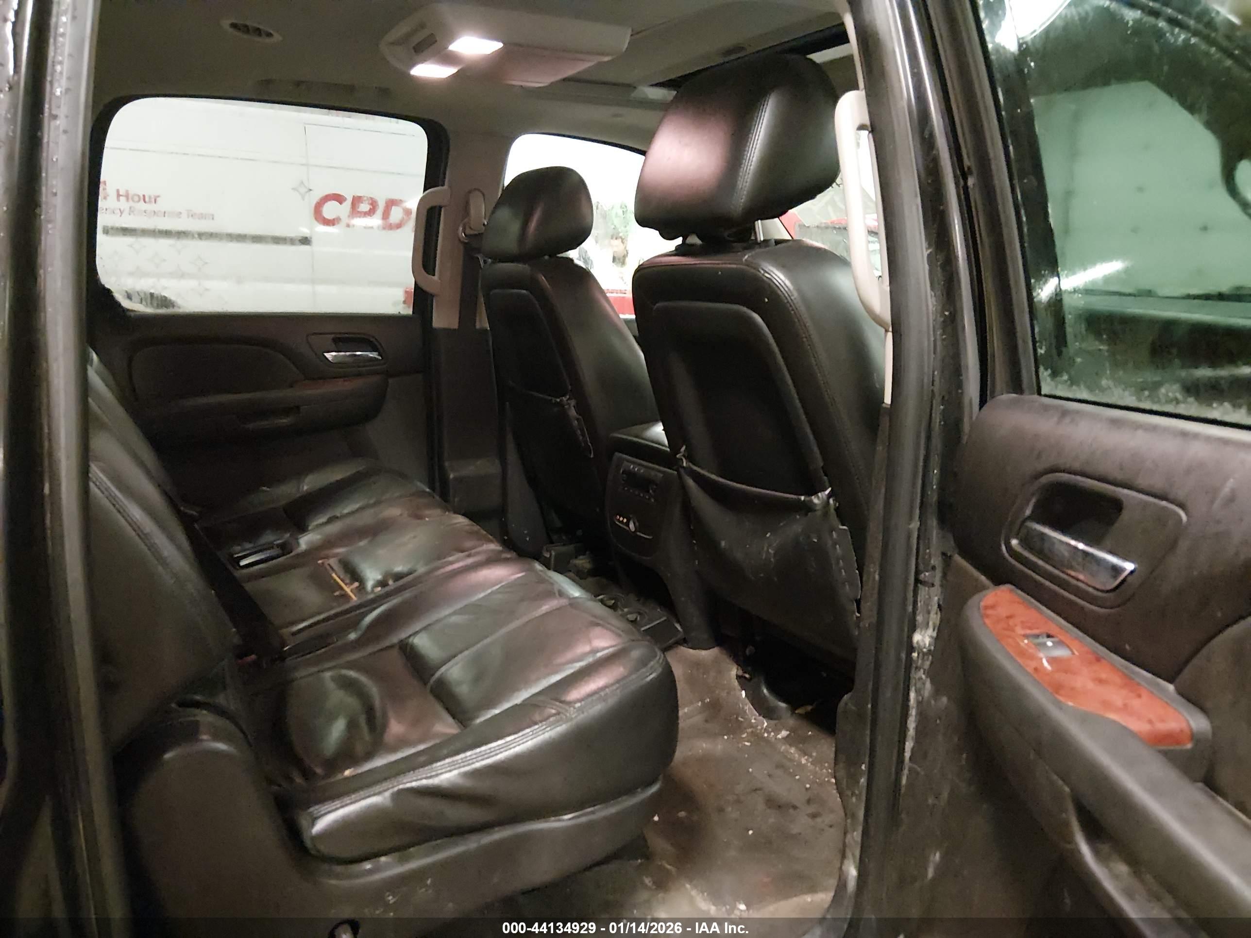 CHEVROLET SUBURBAN image 8