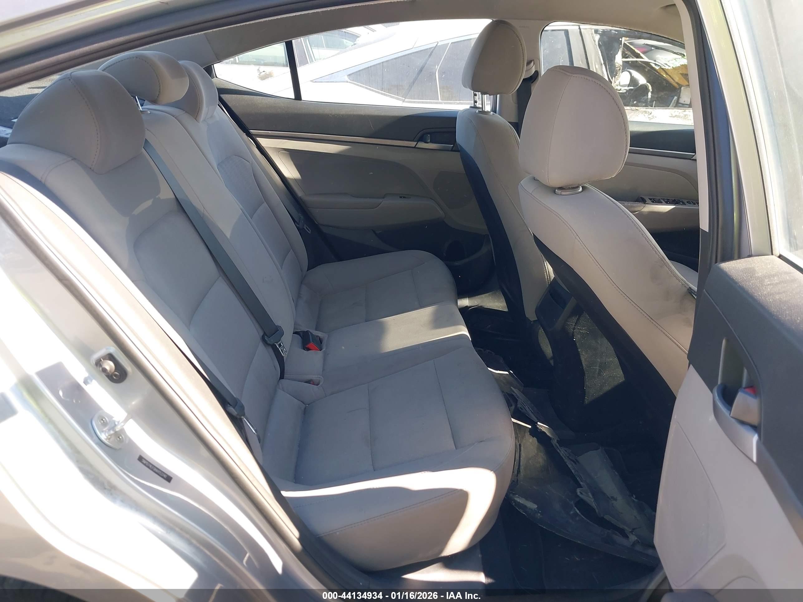 HYUNDAI ELANTRA image 8