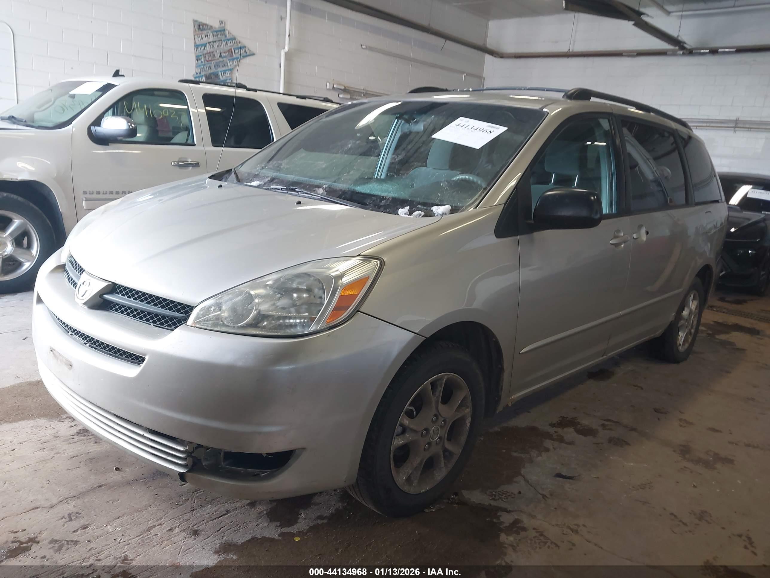 TOYOTA SIENNA image 2