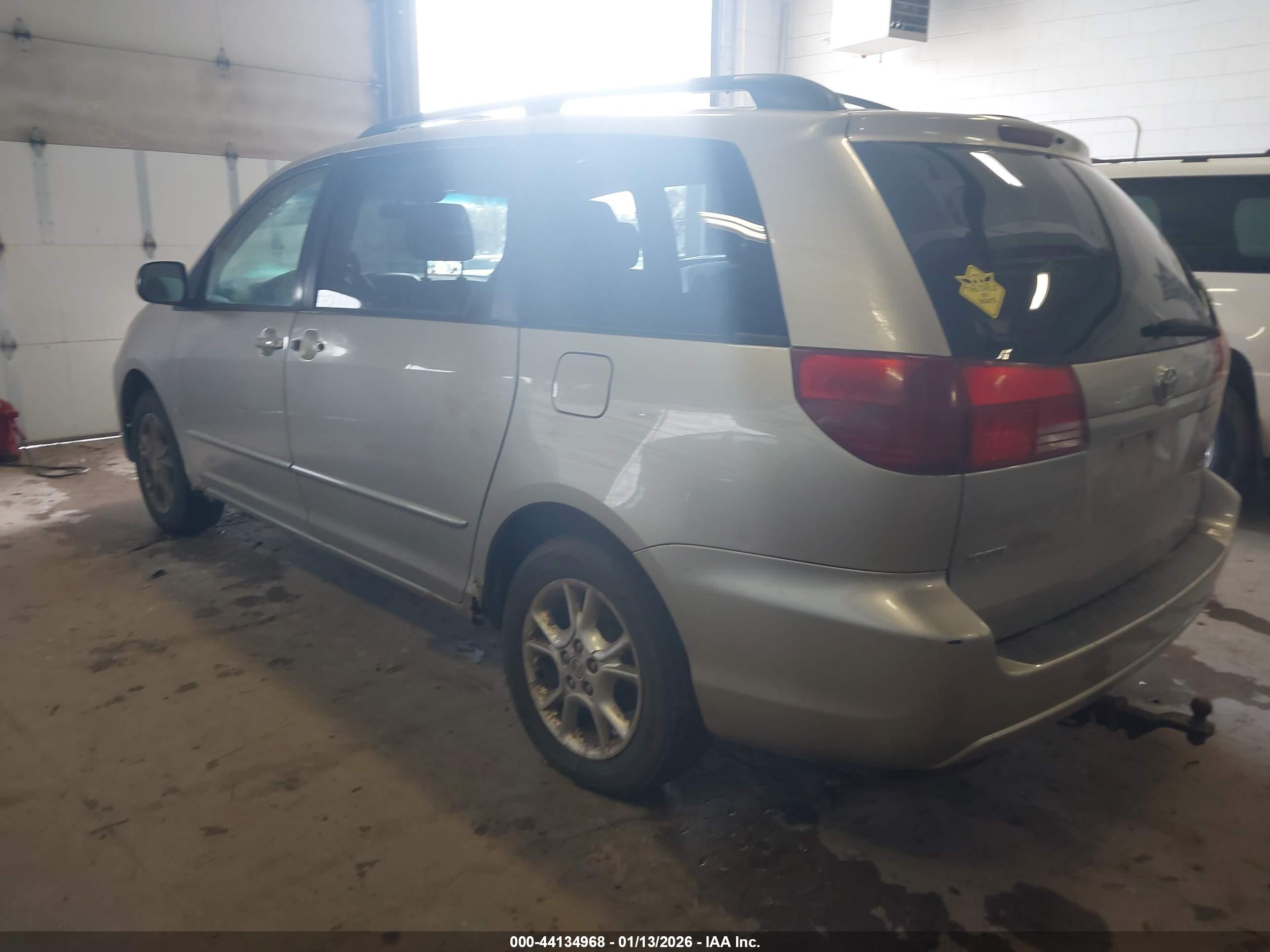 TOYOTA SIENNA image 3