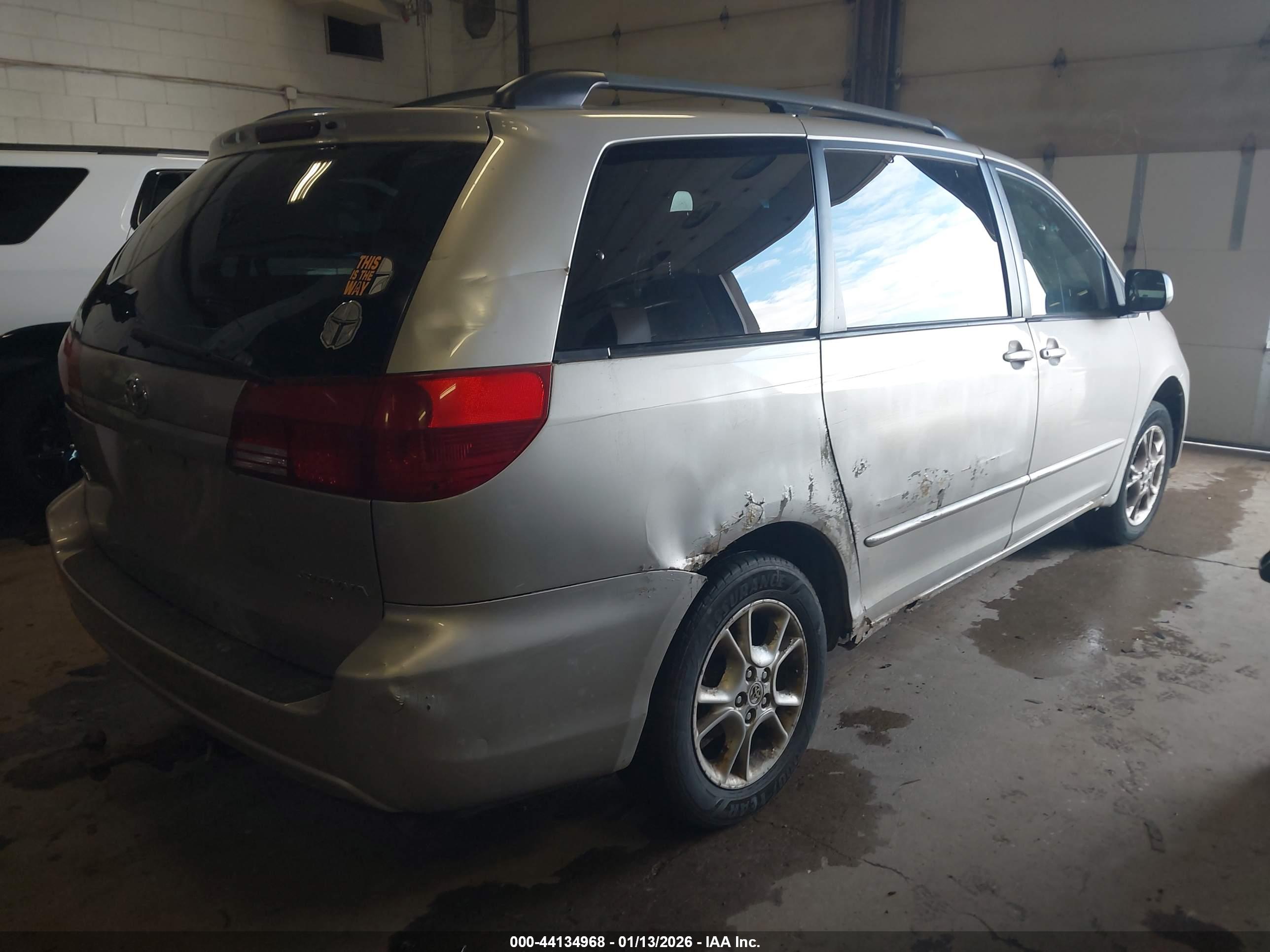 TOYOTA SIENNA image 4