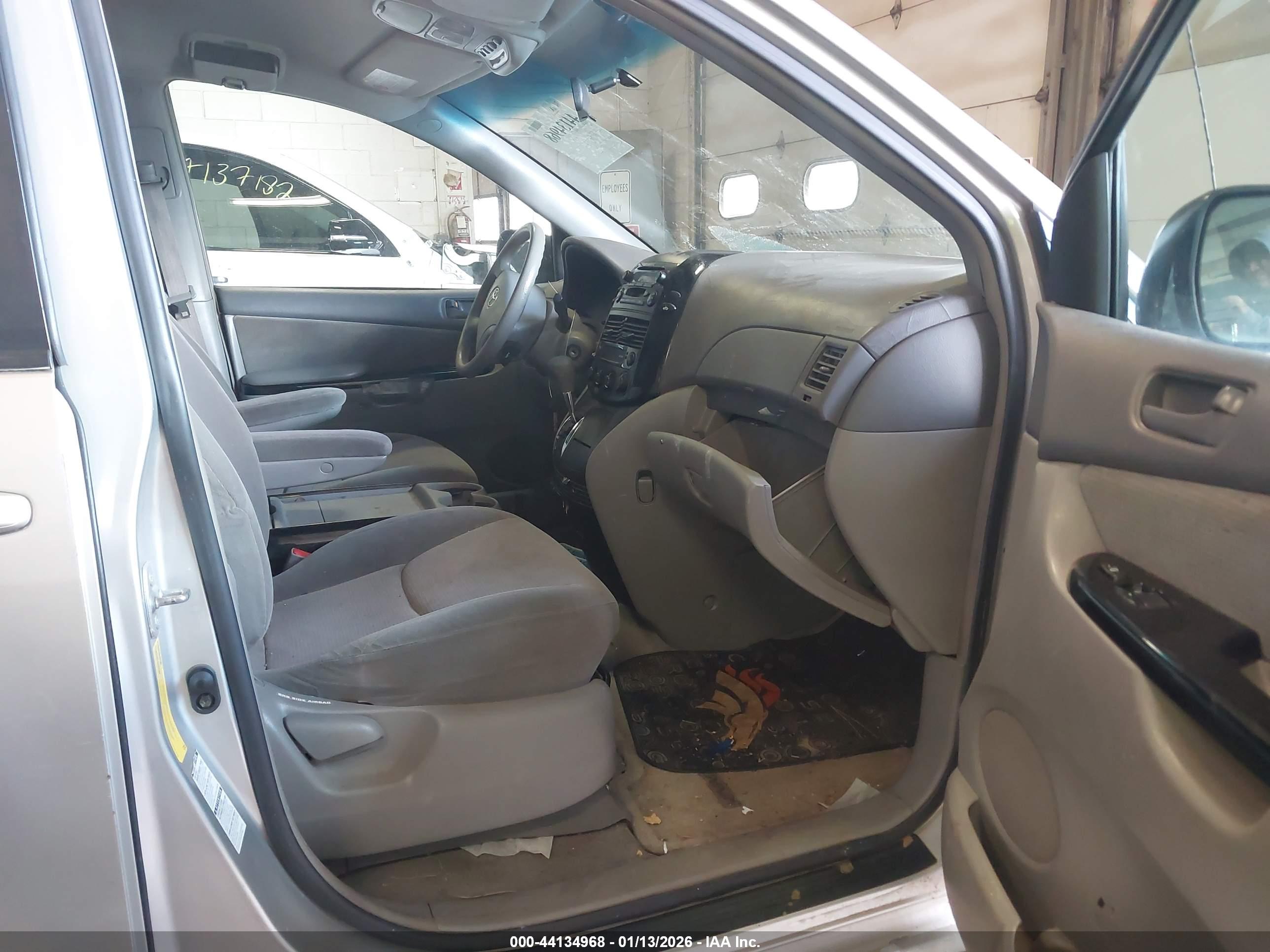 TOYOTA SIENNA image 5