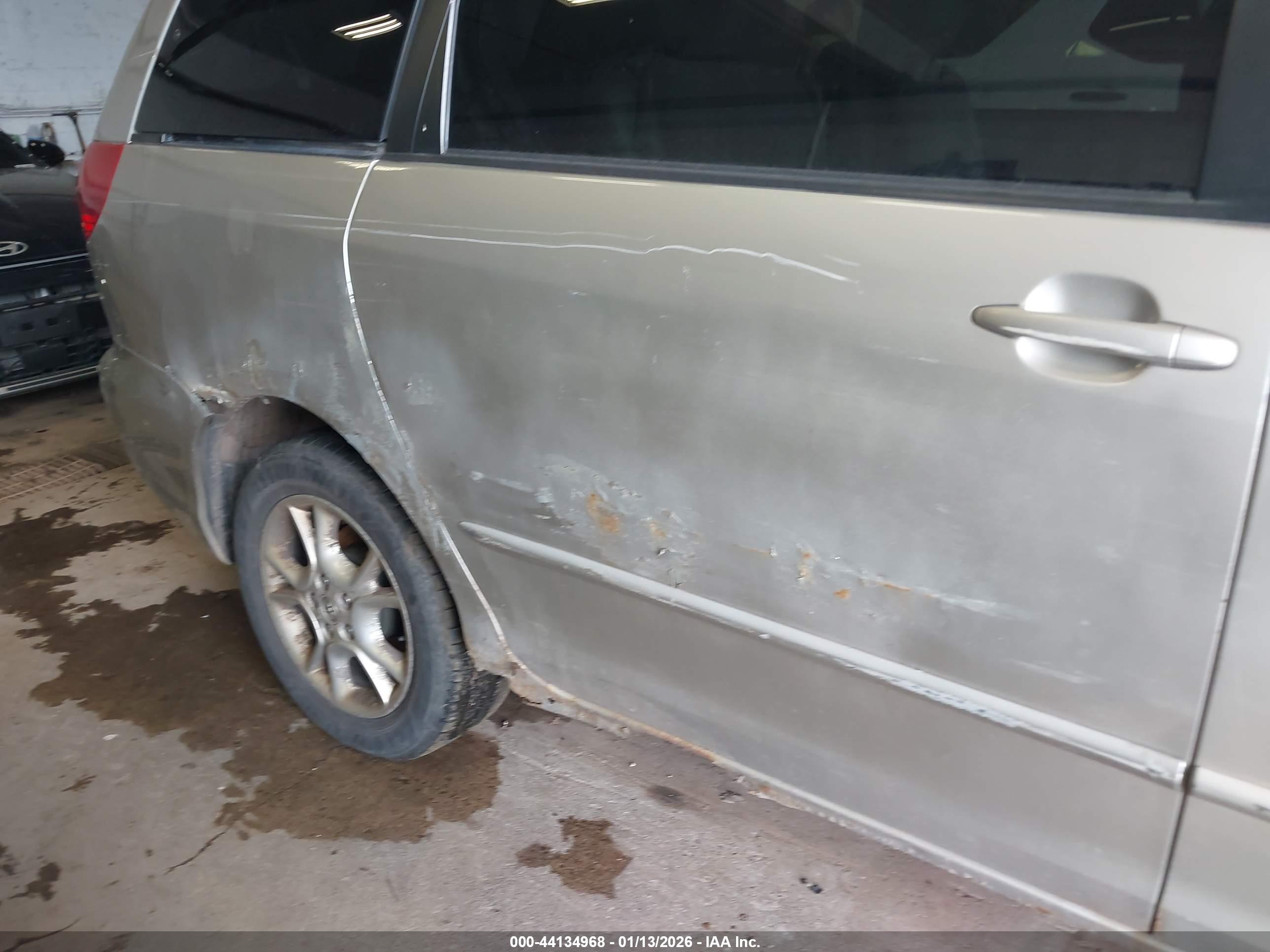TOYOTA SIENNA image 6