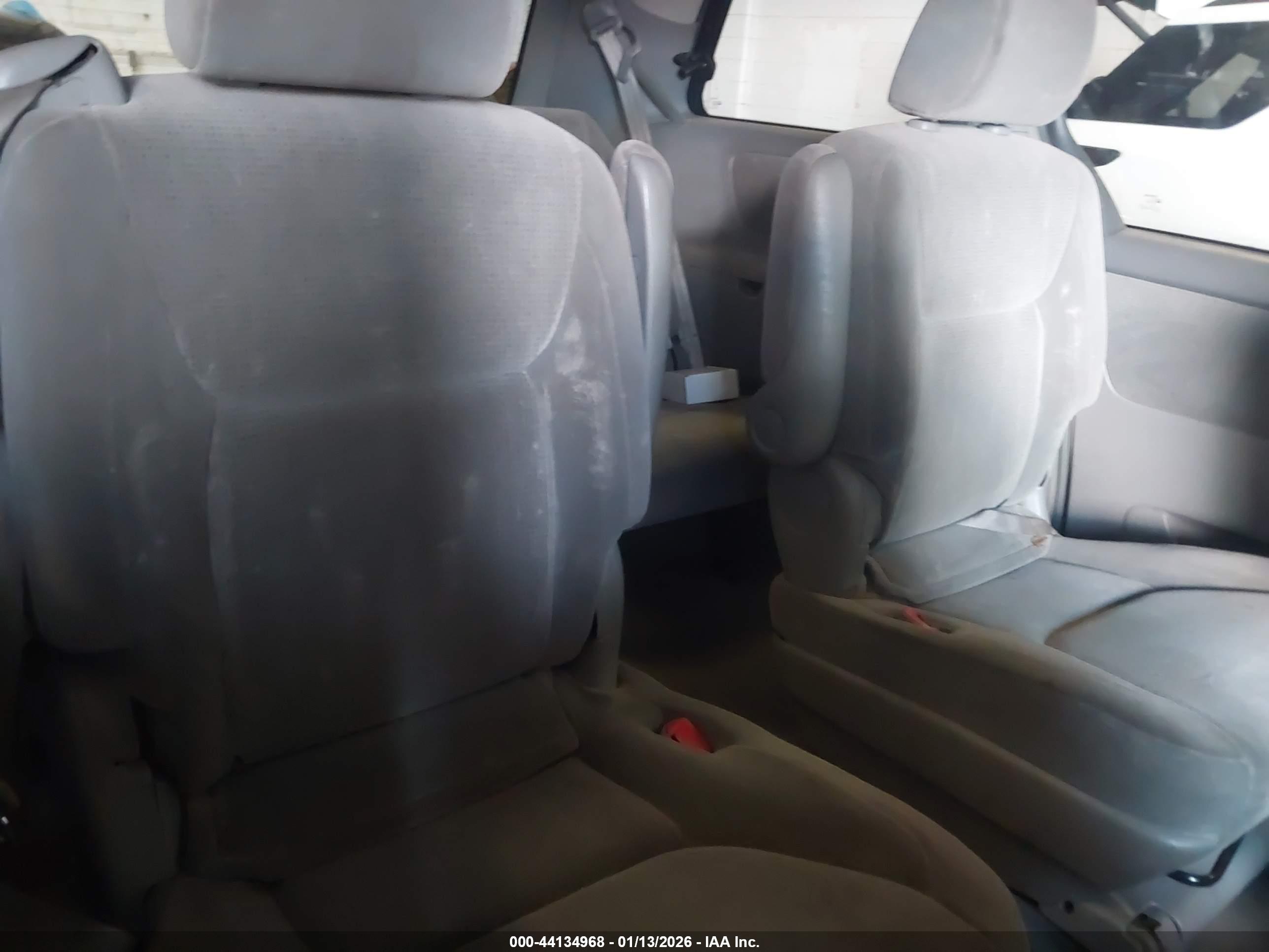 TOYOTA SIENNA image 8