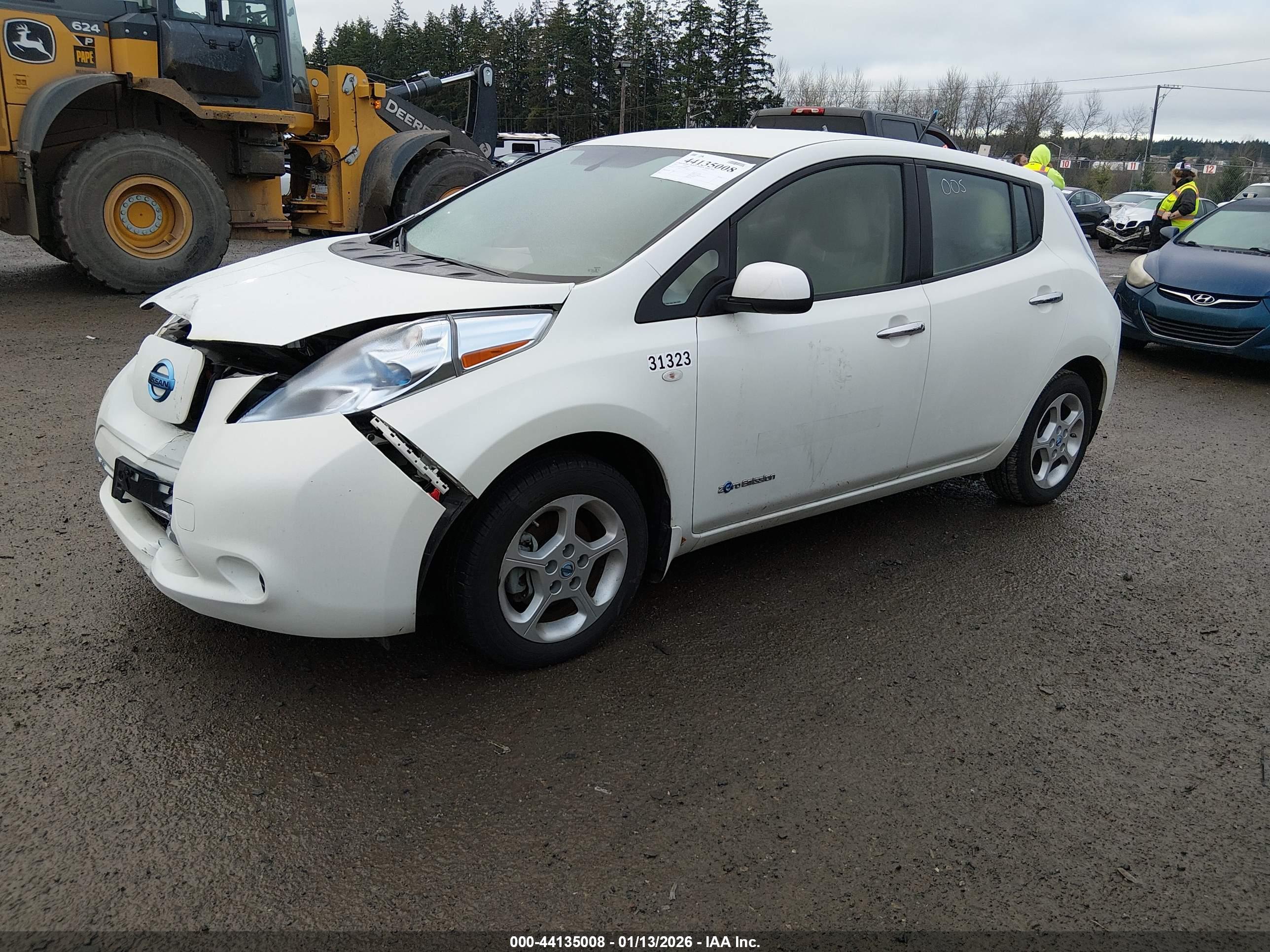 NISSAN LEAF image 2