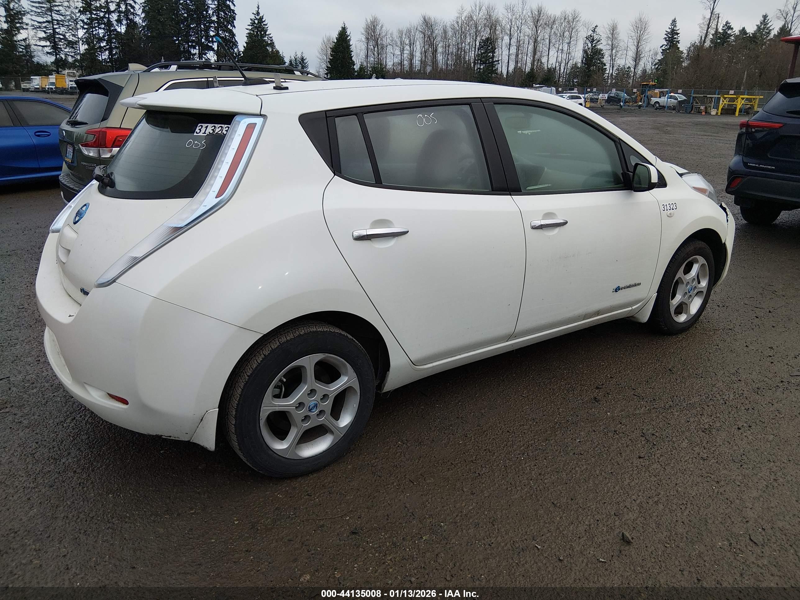 NISSAN LEAF image 4