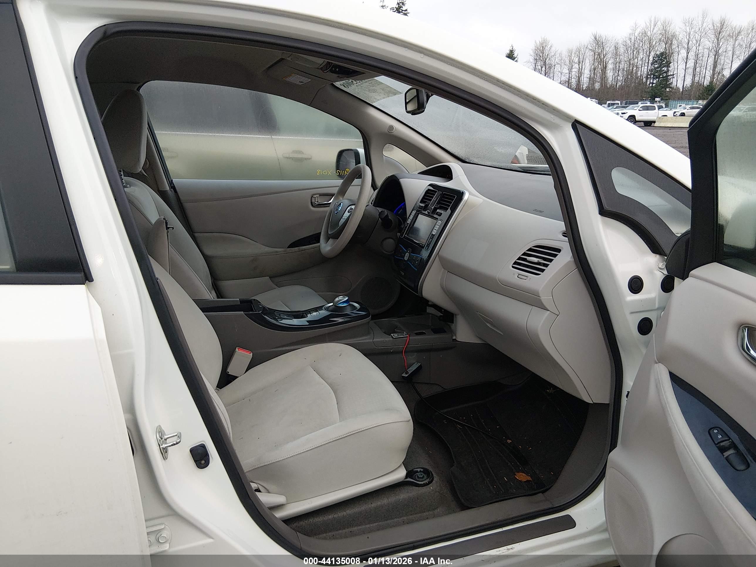 NISSAN LEAF image 5