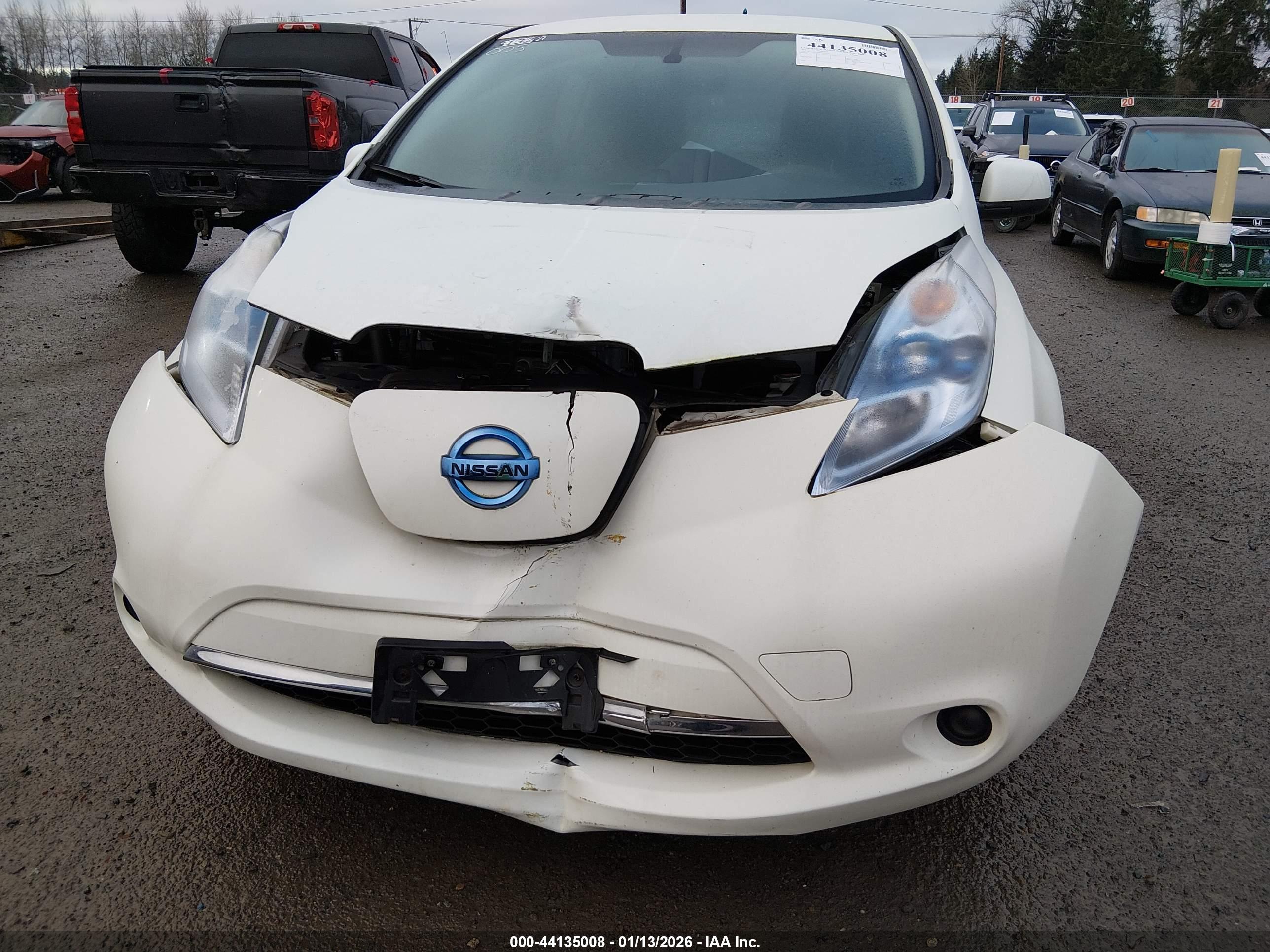NISSAN LEAF image 6