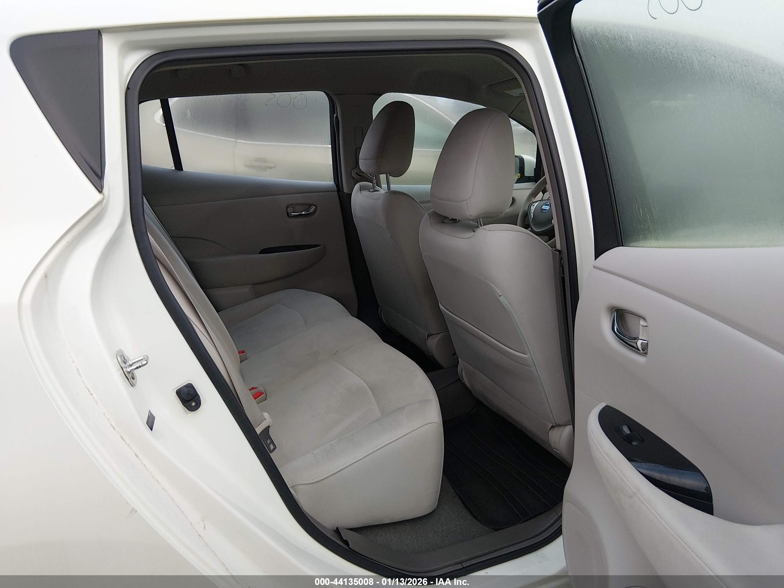NISSAN LEAF image 8