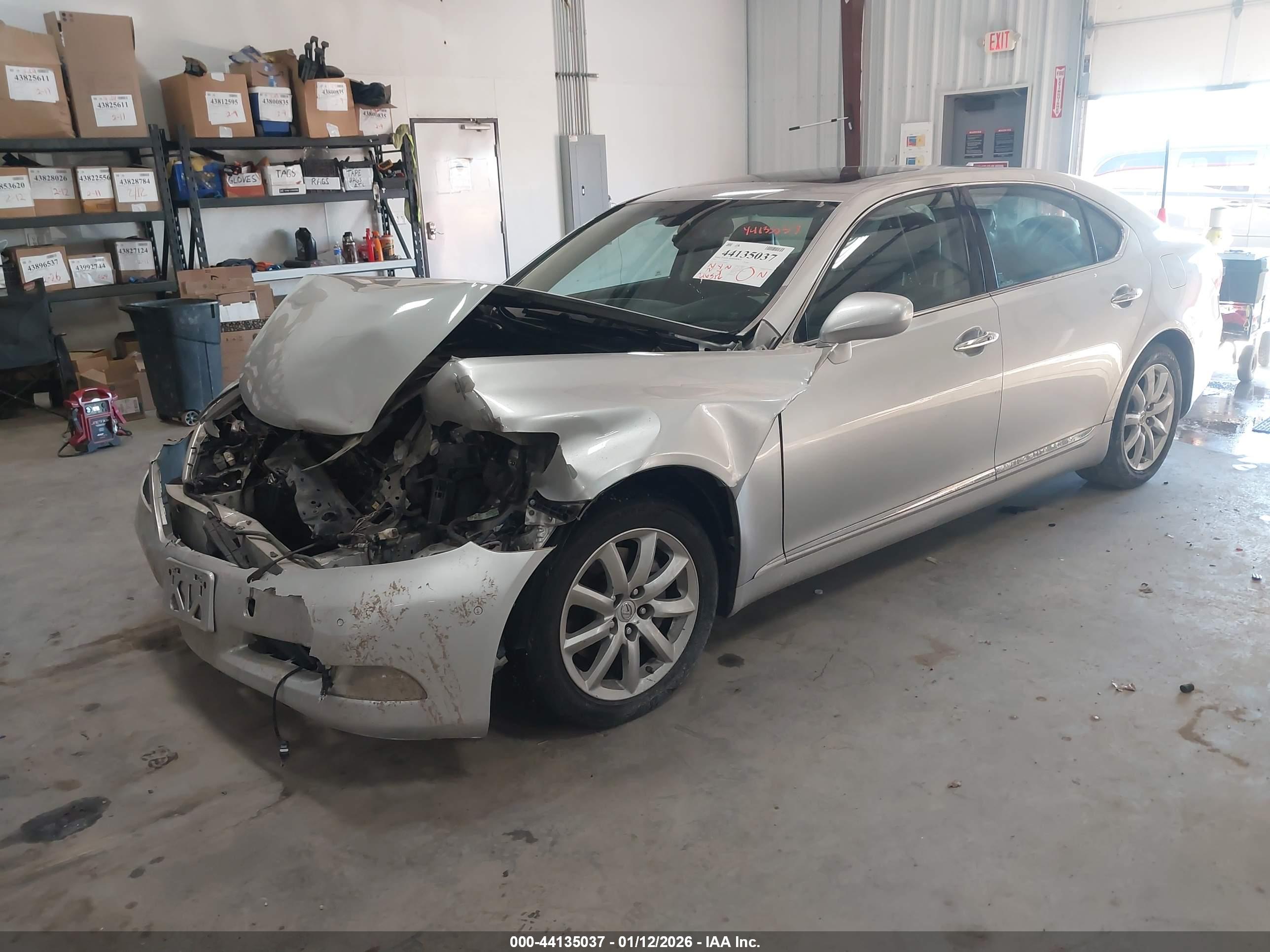 LEXUS LS image 2