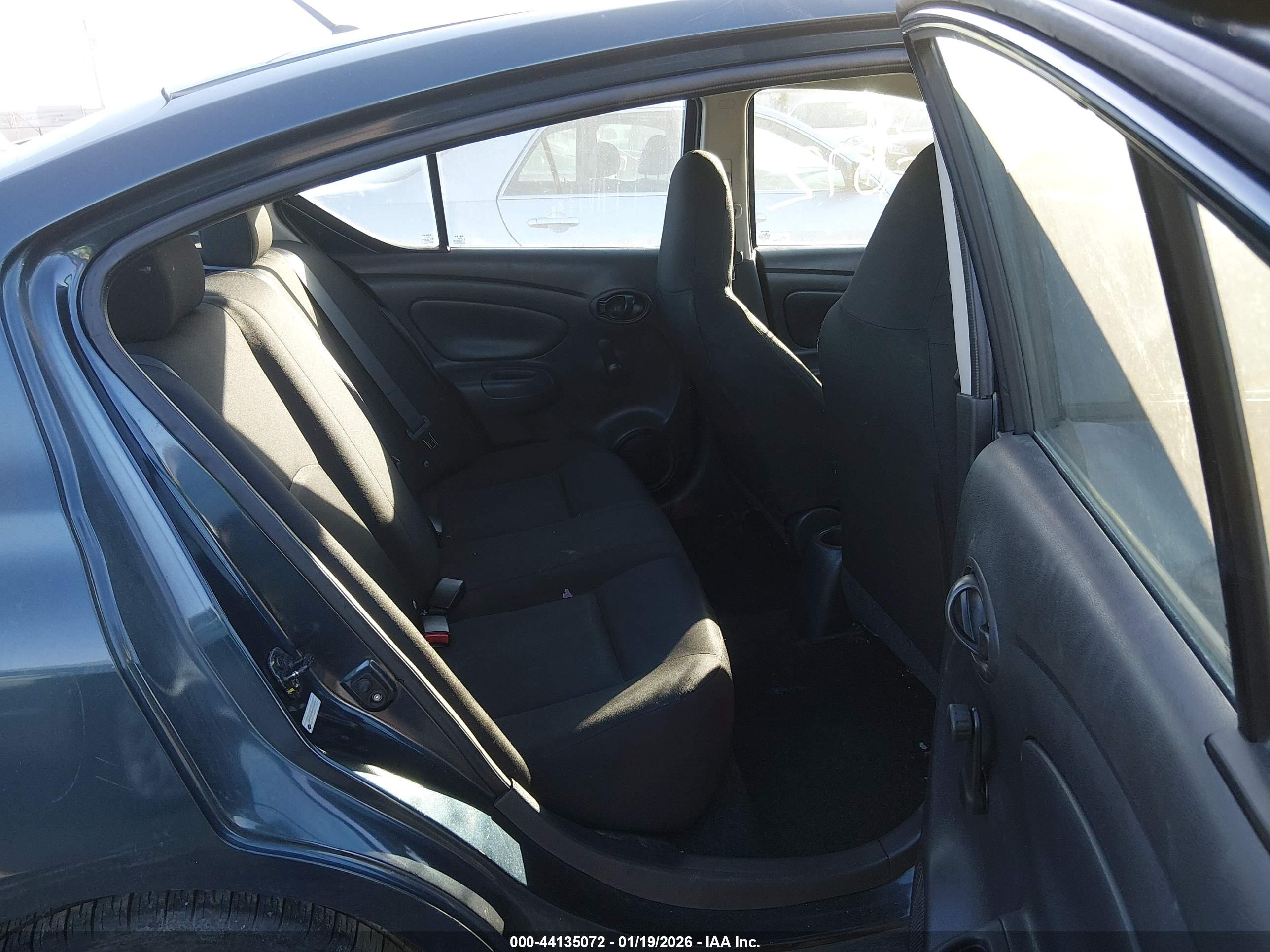 NISSAN VERSA image 8