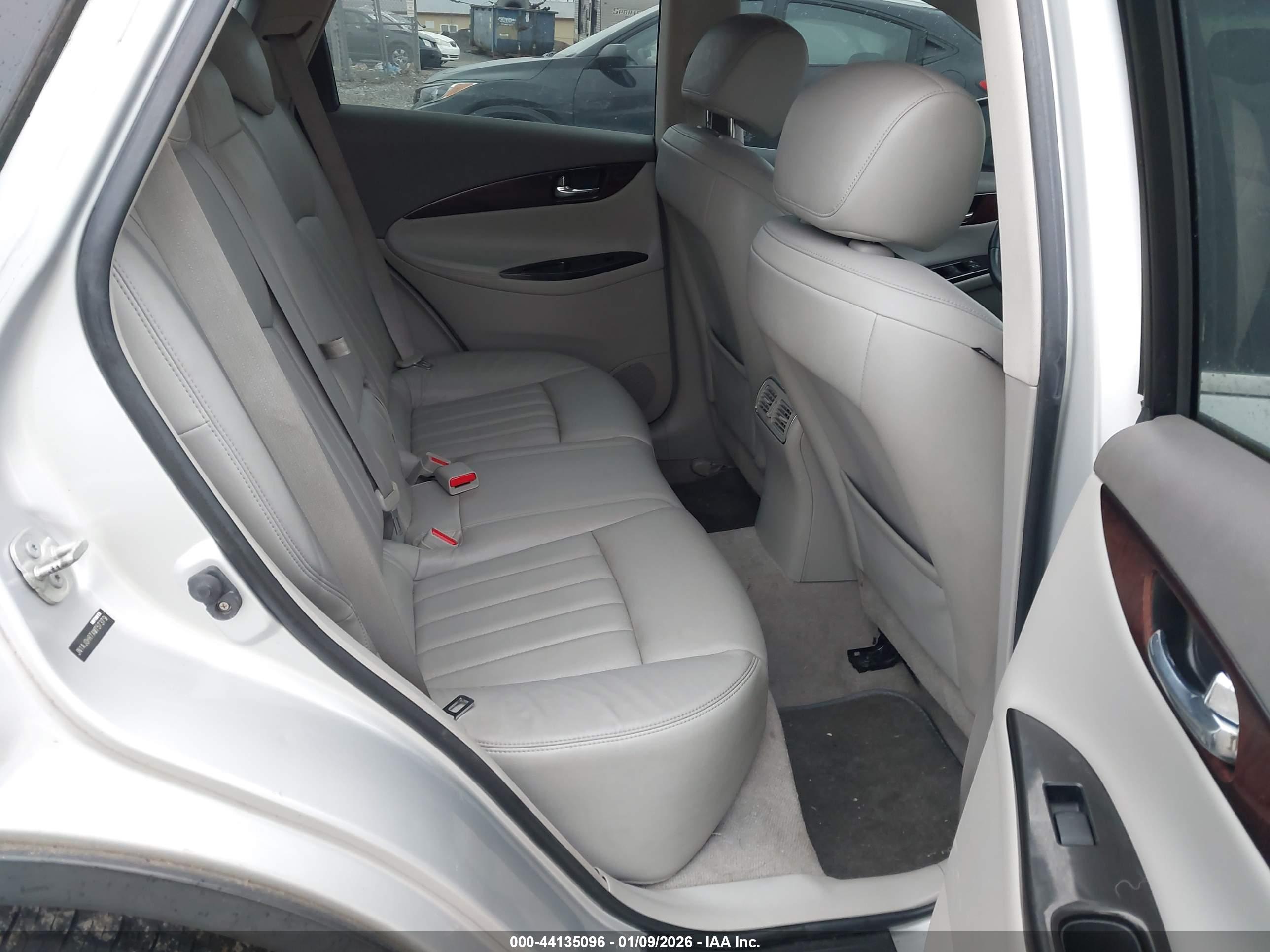 INFINITI EX35 image 8