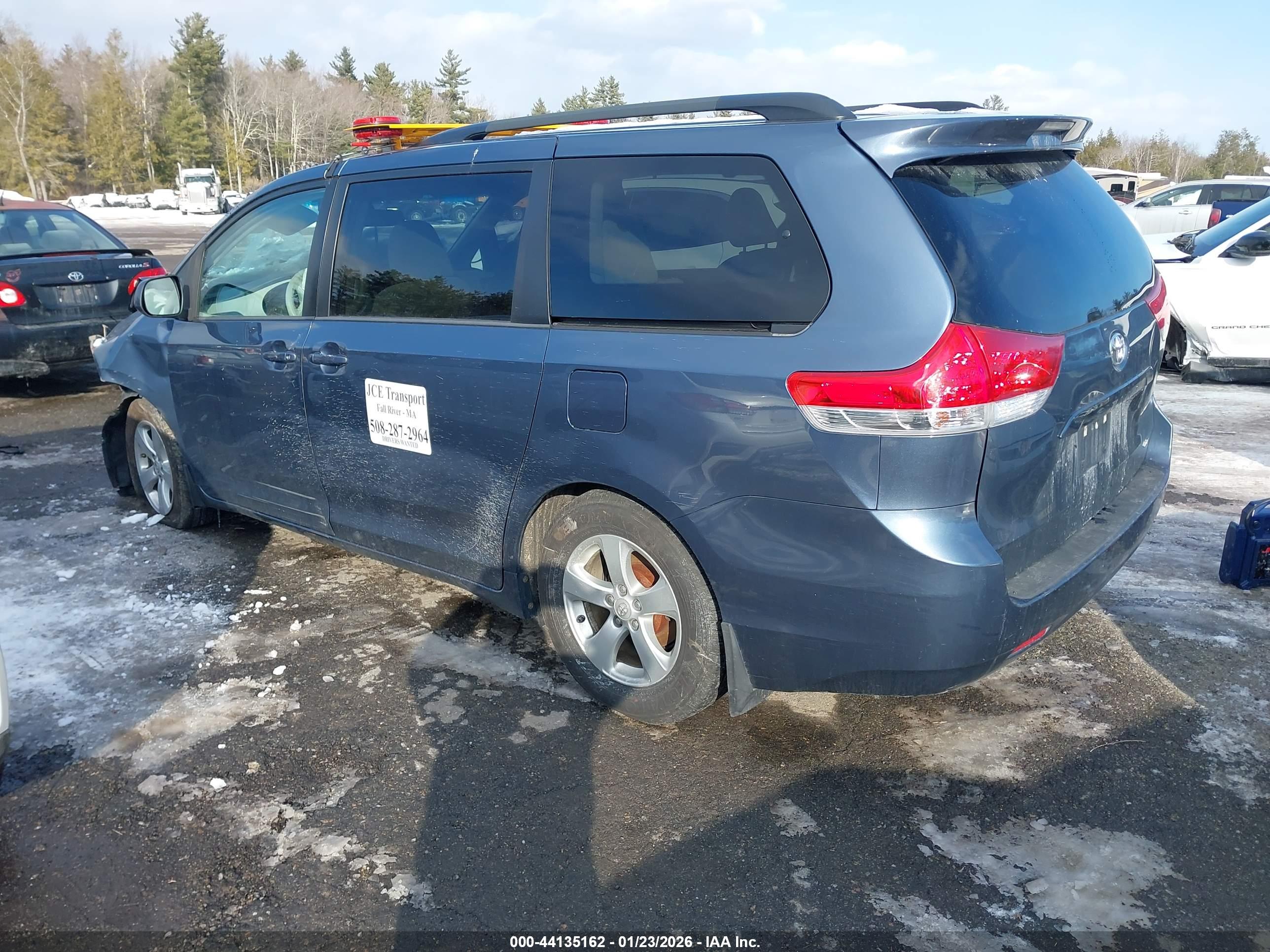 TOYOTA SIENNA image 3