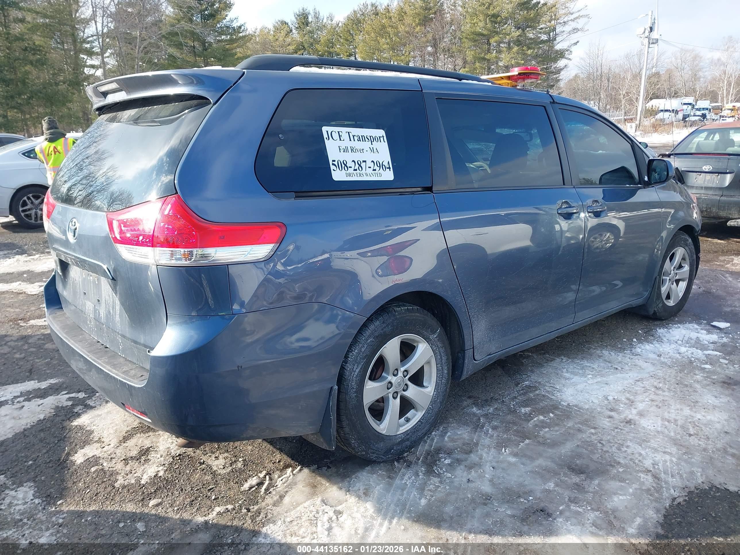 TOYOTA SIENNA image 4