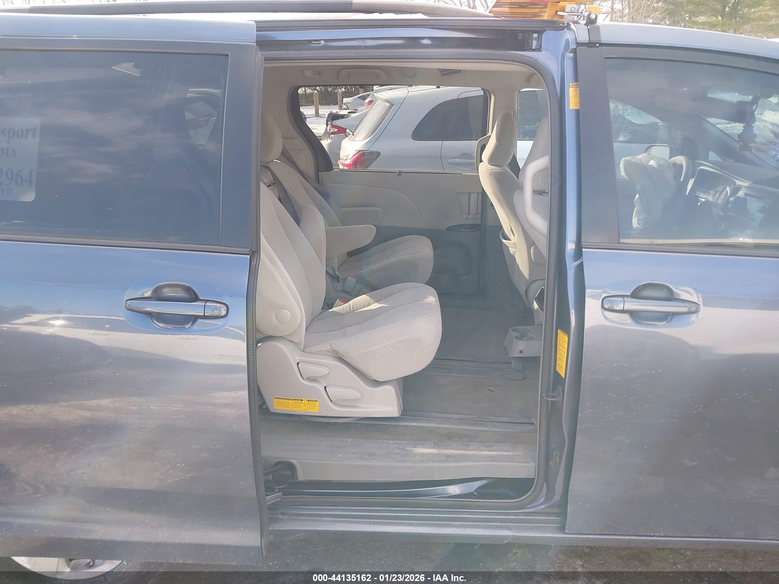 TOYOTA SIENNA image 8