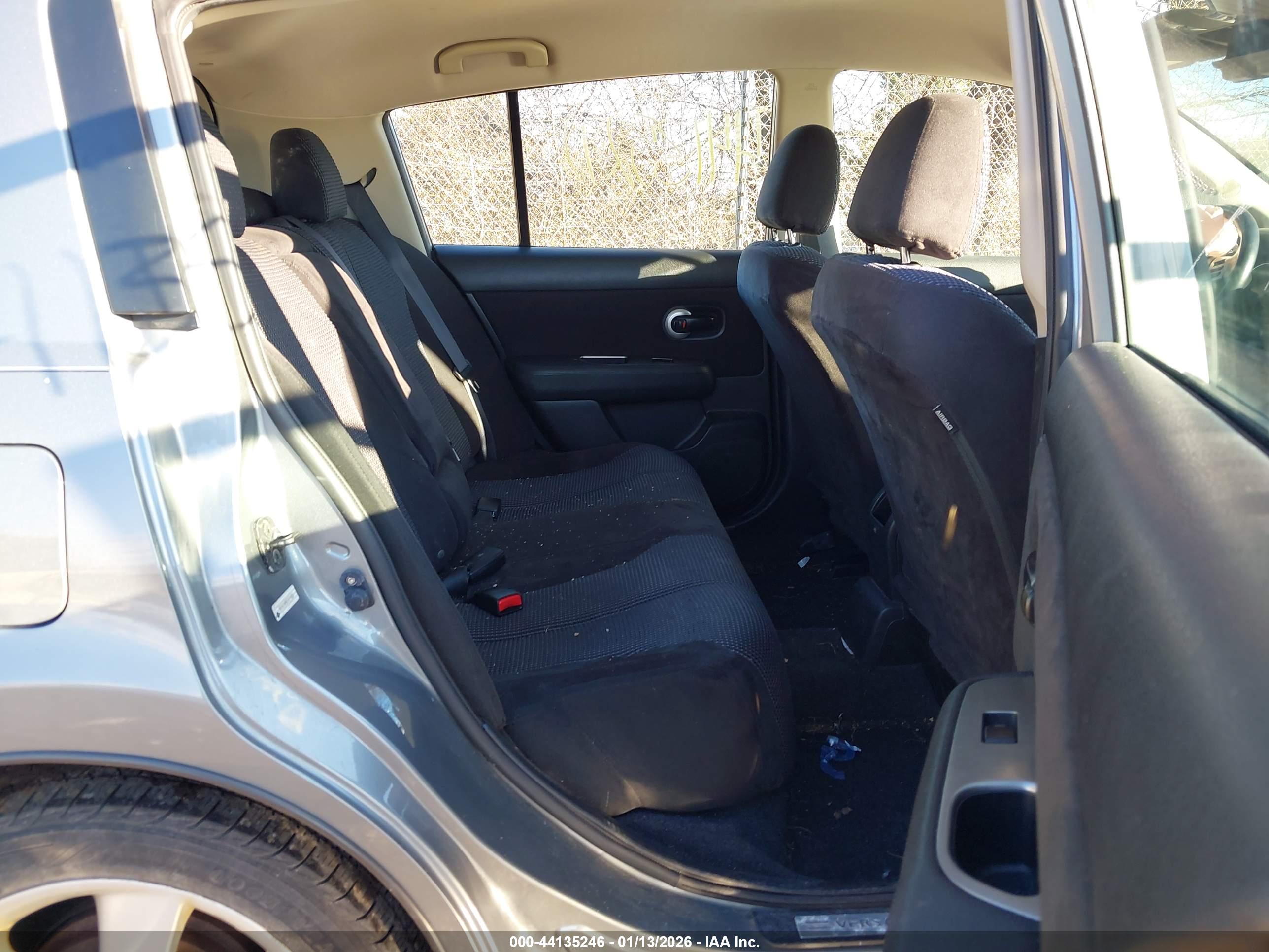 NISSAN VERSA image 8