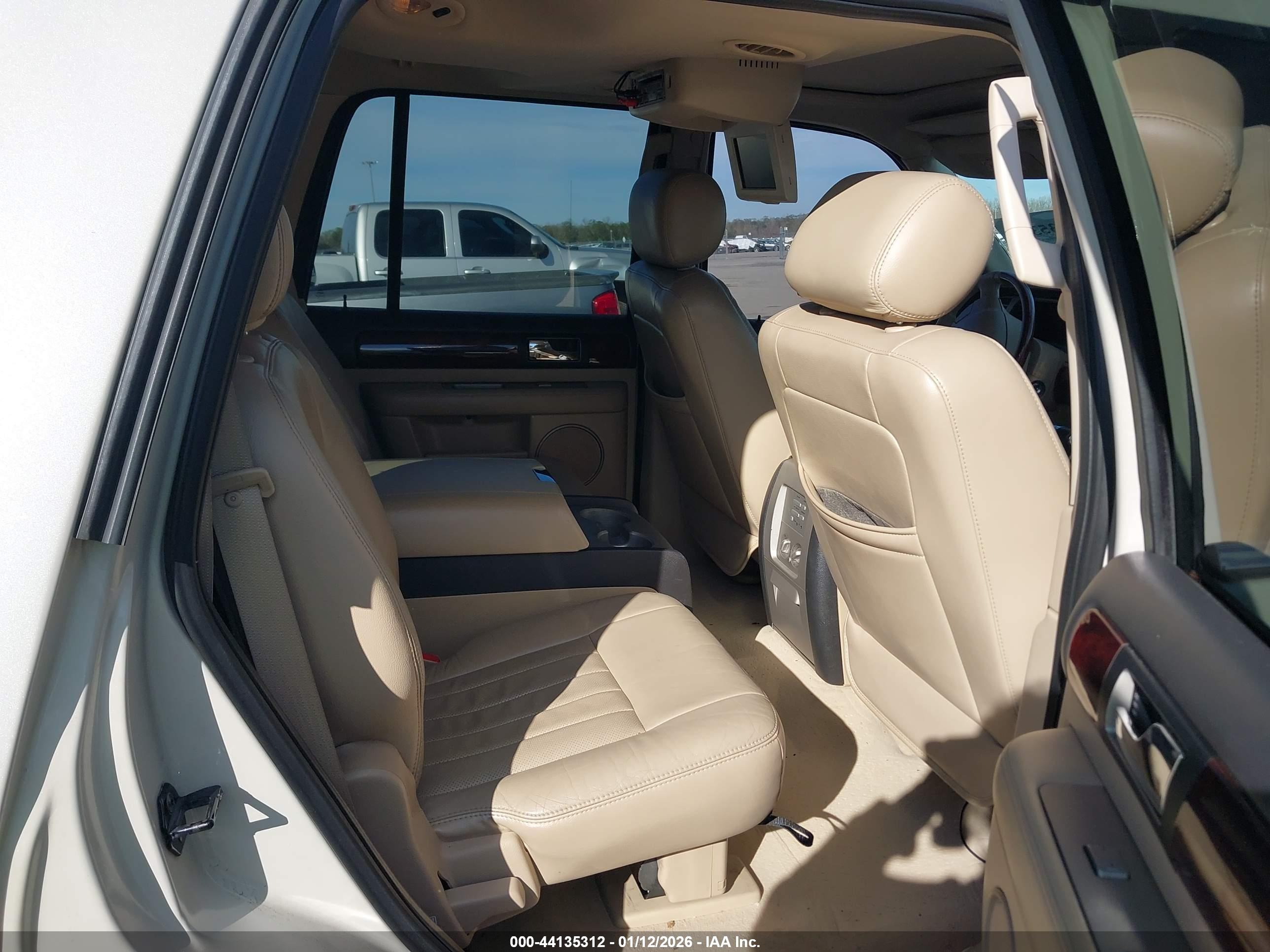 LINCOLN NAVIGATOR image 8