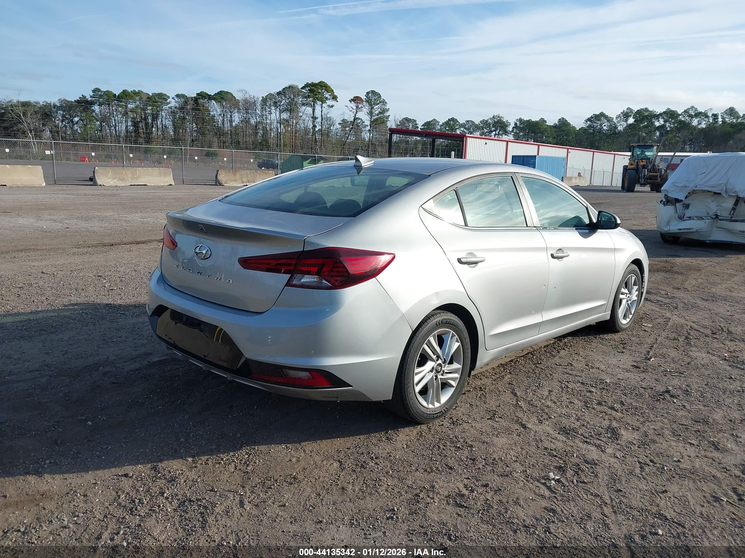 HYUNDAI ELANTRA image 4