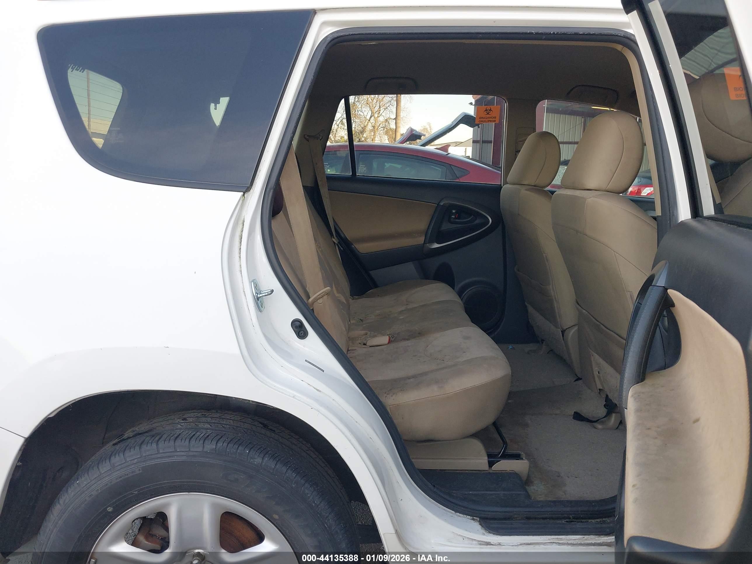 TOYOTA RAV4 image 8