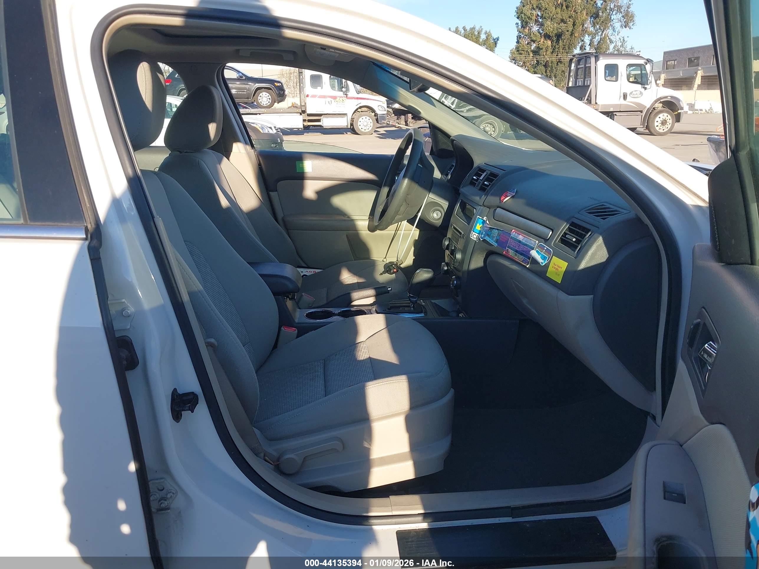 FORD FUSION image 5